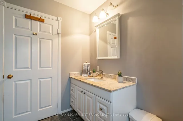 Additional property image - 202 CANADA St