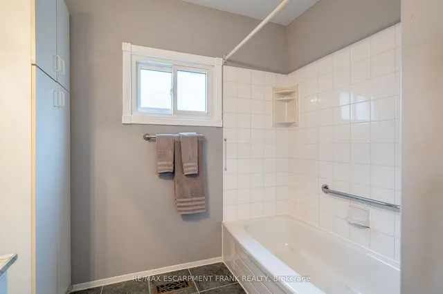 Additional property image - 202 CANADA St