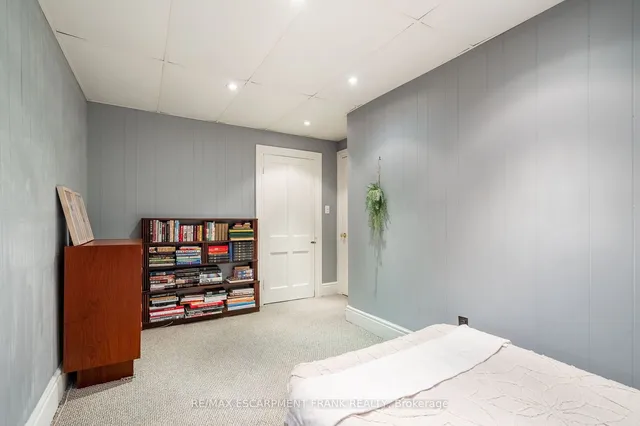 Additional property image - 202 CANADA St