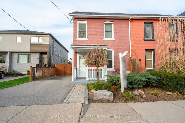 Additional property image - 202 CANADA St
