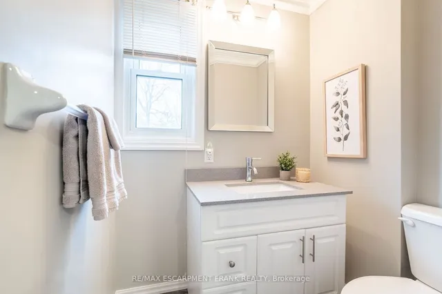 Additional property image - 202 CANADA St