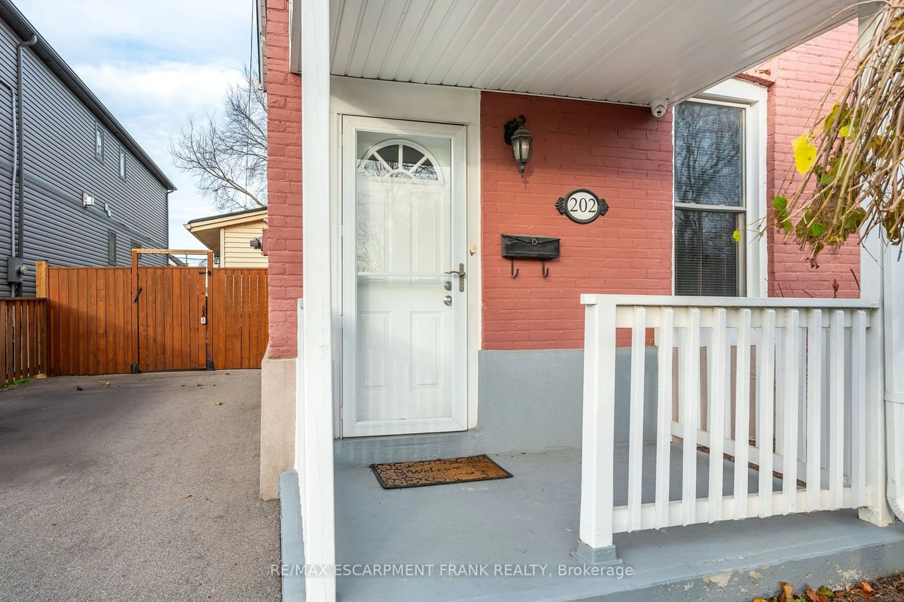 A pic from exterior of the house or condo, cottage for 202 CANADA St, Hamilton Ontario L8P 1P6