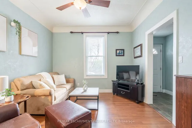 Additional property image - 202 CANADA St
