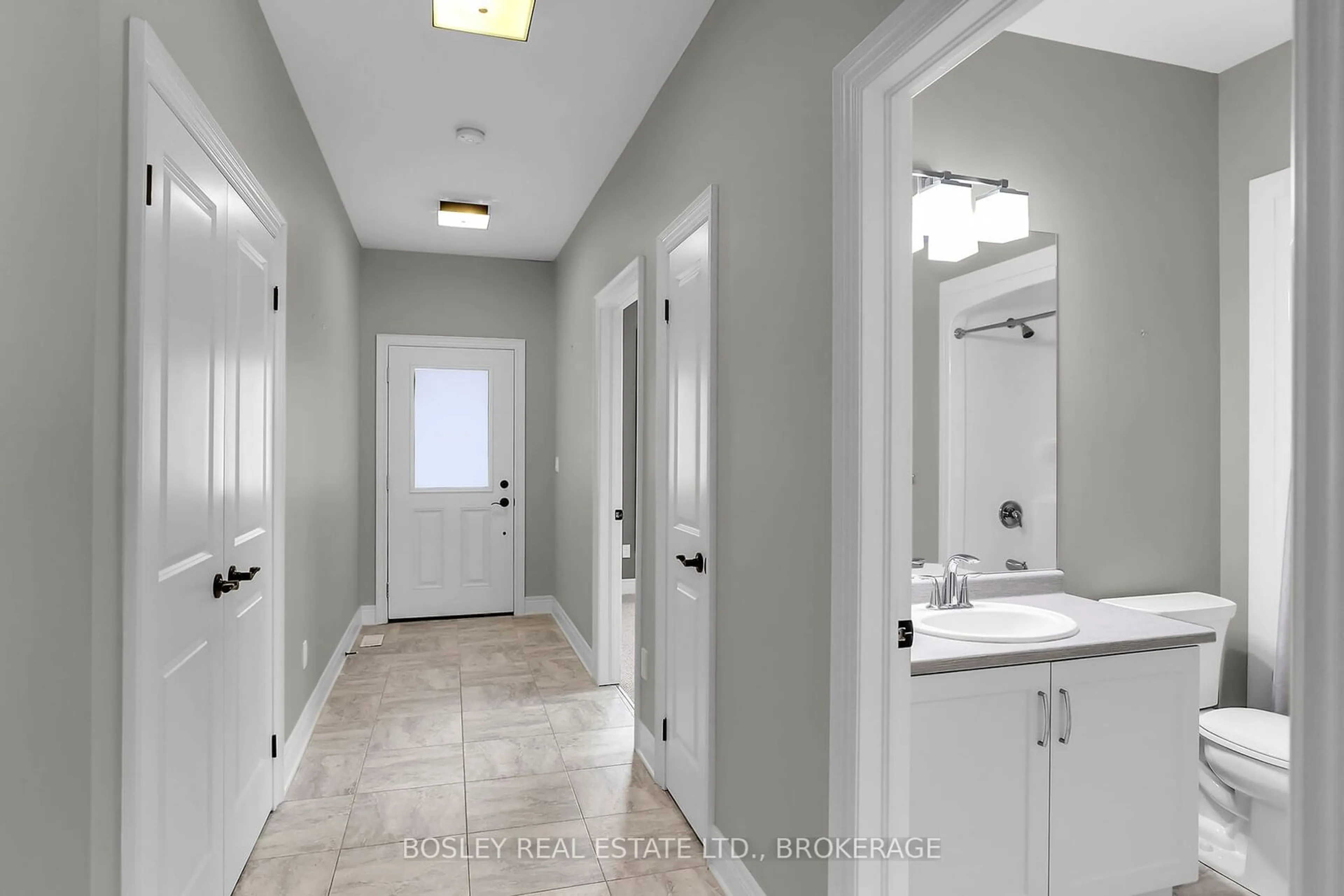 Bathroom, wood floors for 678 Line 2 Rd #TH 11, Niagara-on-the-Lake Ontario L0S 1T0