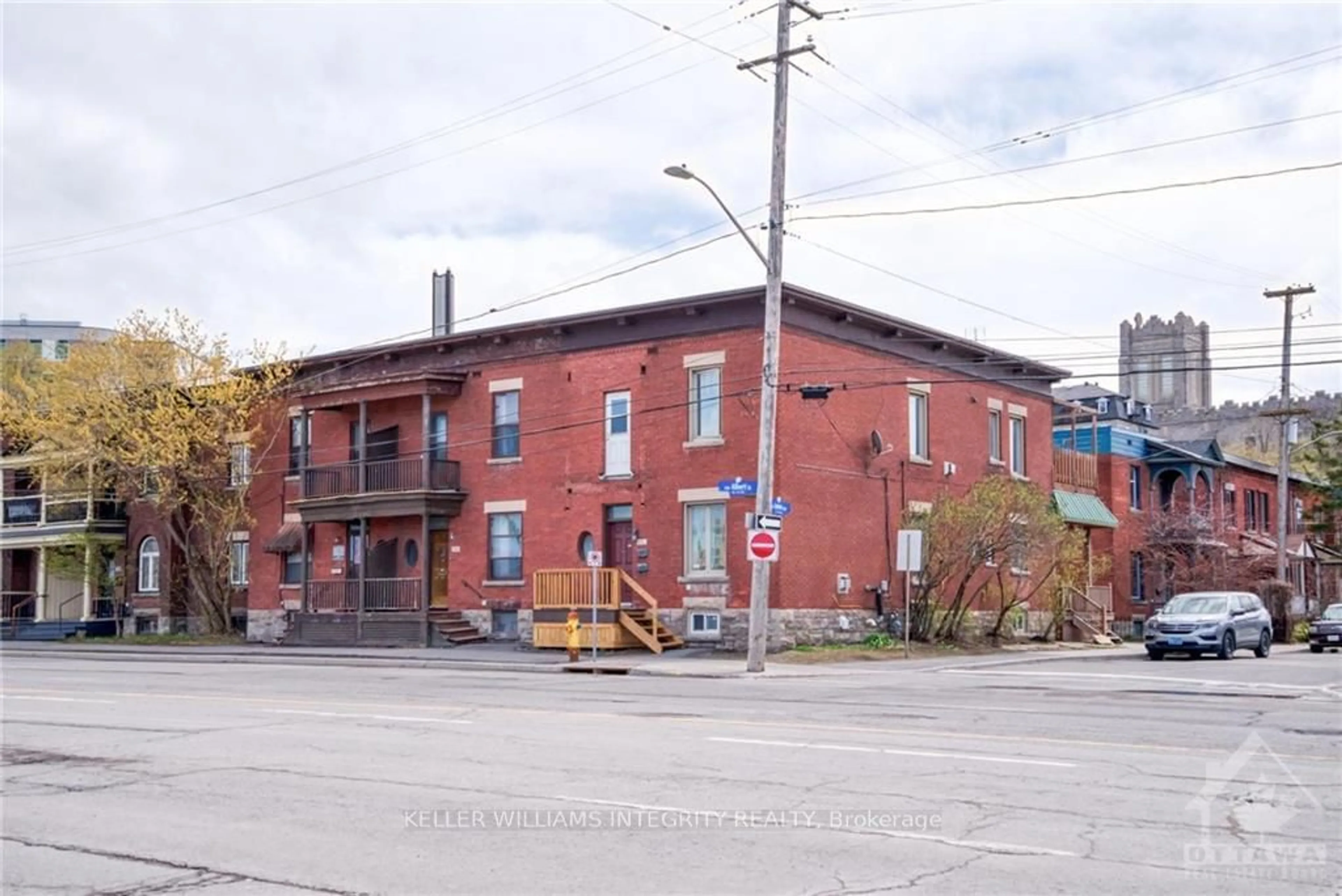 A pic from exterior of the house or condo, the front or back of building for 706 ALBERT St, West Centre Town Ontario K1R 6L4