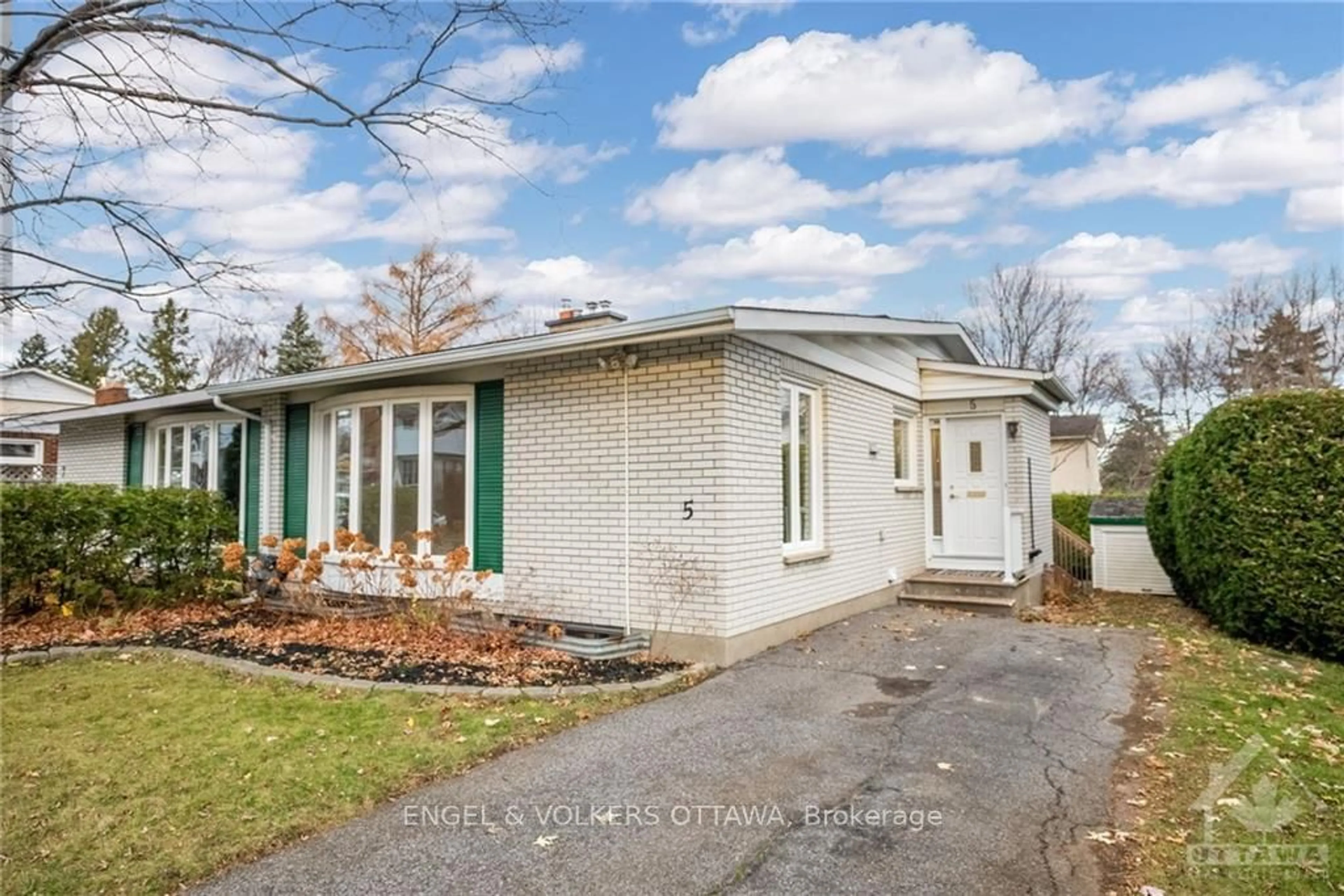 Frontside or backside of a home, cottage for 5 WOODMOUNT Cres, Cityview - Parkwoods Hills - Rideau Shore Ontario K2E 5P9