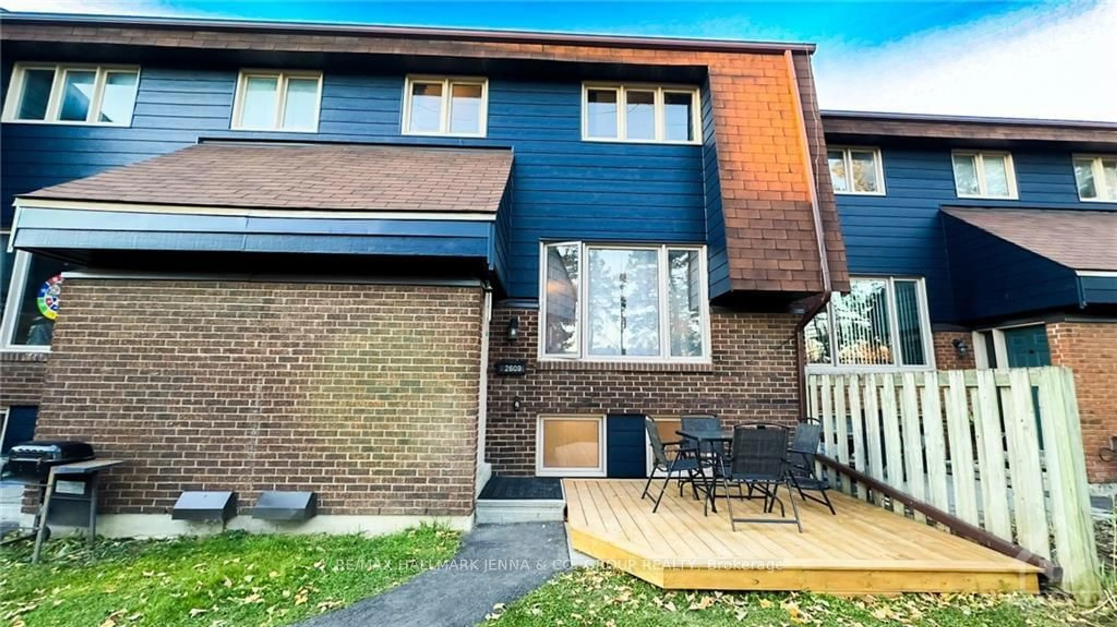 A pic from exterior of the house or condo, the fenced backyard for 2609 BASELINE Rd, Parkway Park - Queensway Terrace S and Area Ontario K2H 8X7