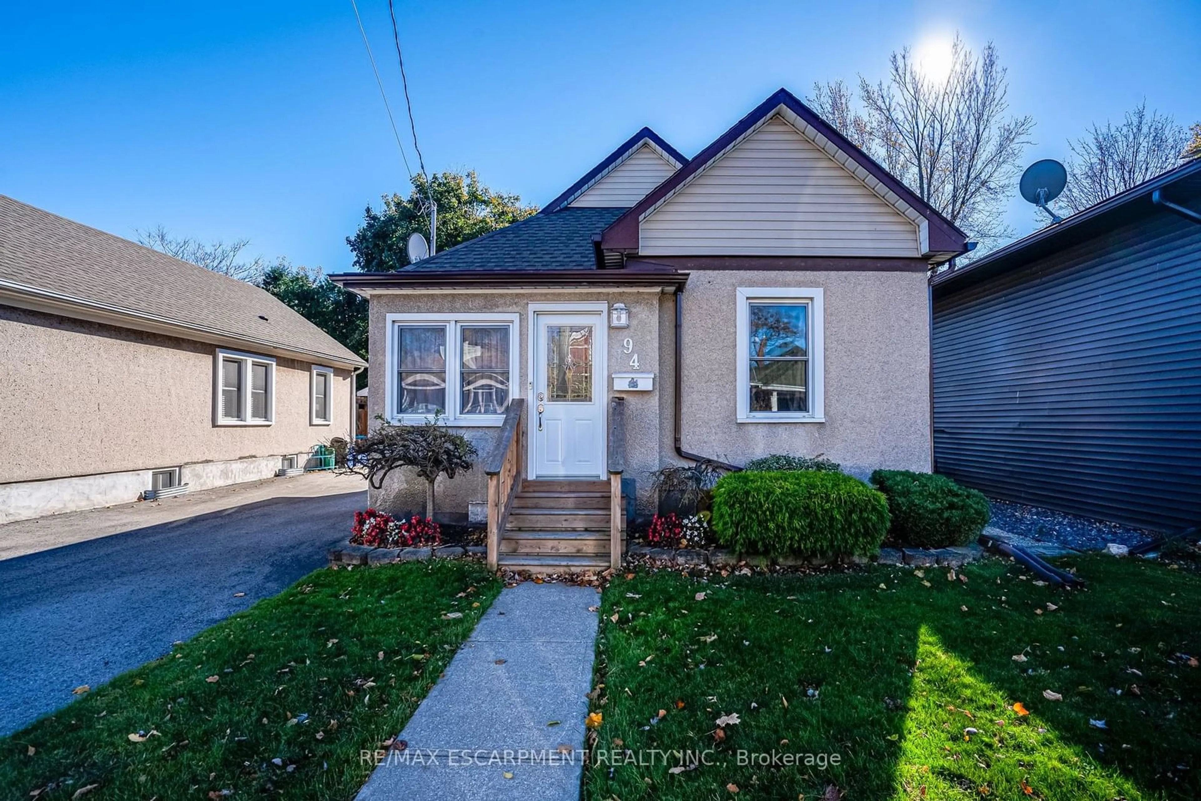 Frontside or backside of a home, cottage for 94 Pleasant Ave, St. Catharines Ontario L2R 1Y1