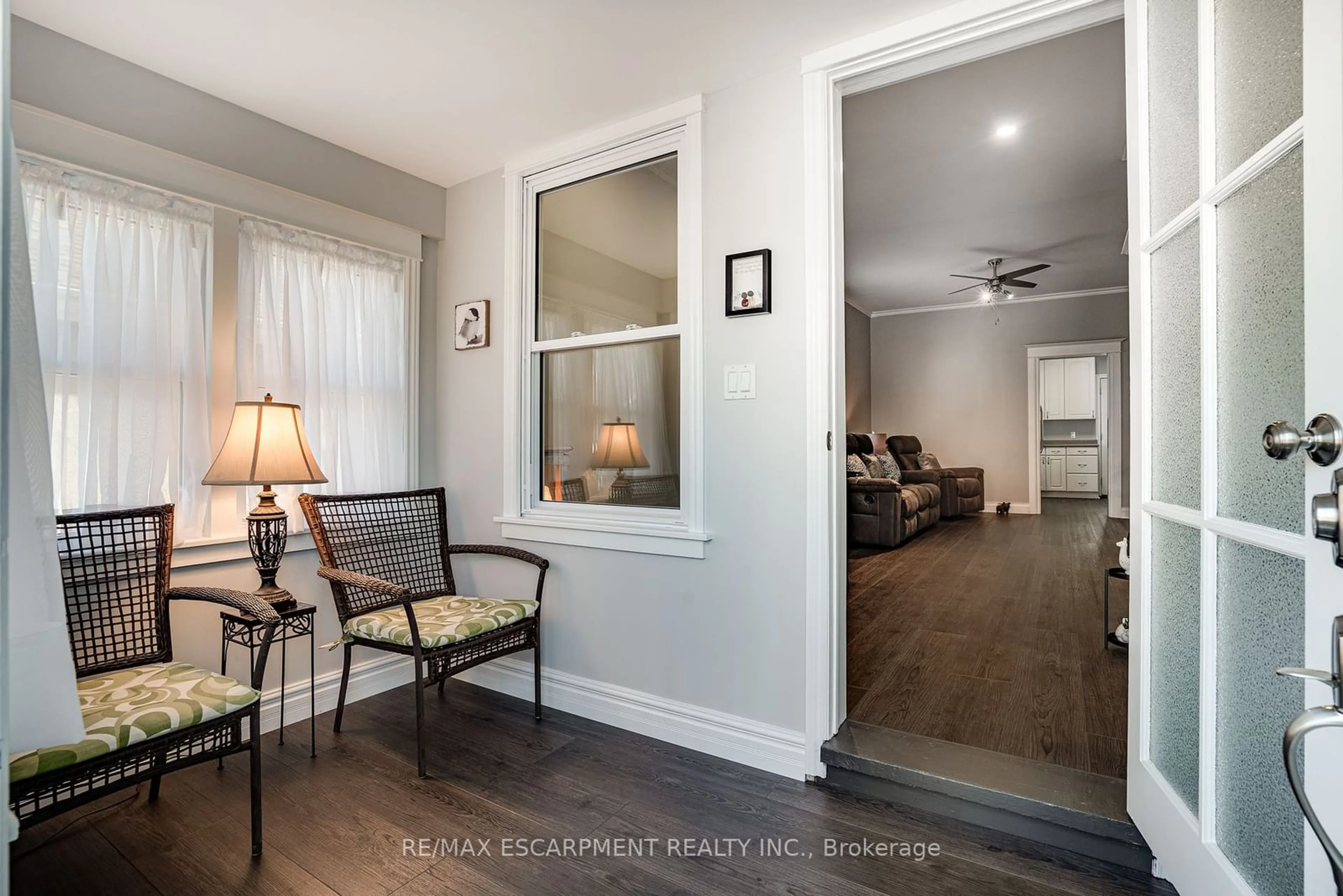 Indoor entryway, wood floors for 94 Pleasant Ave, St. Catharines Ontario L2R 1Y1