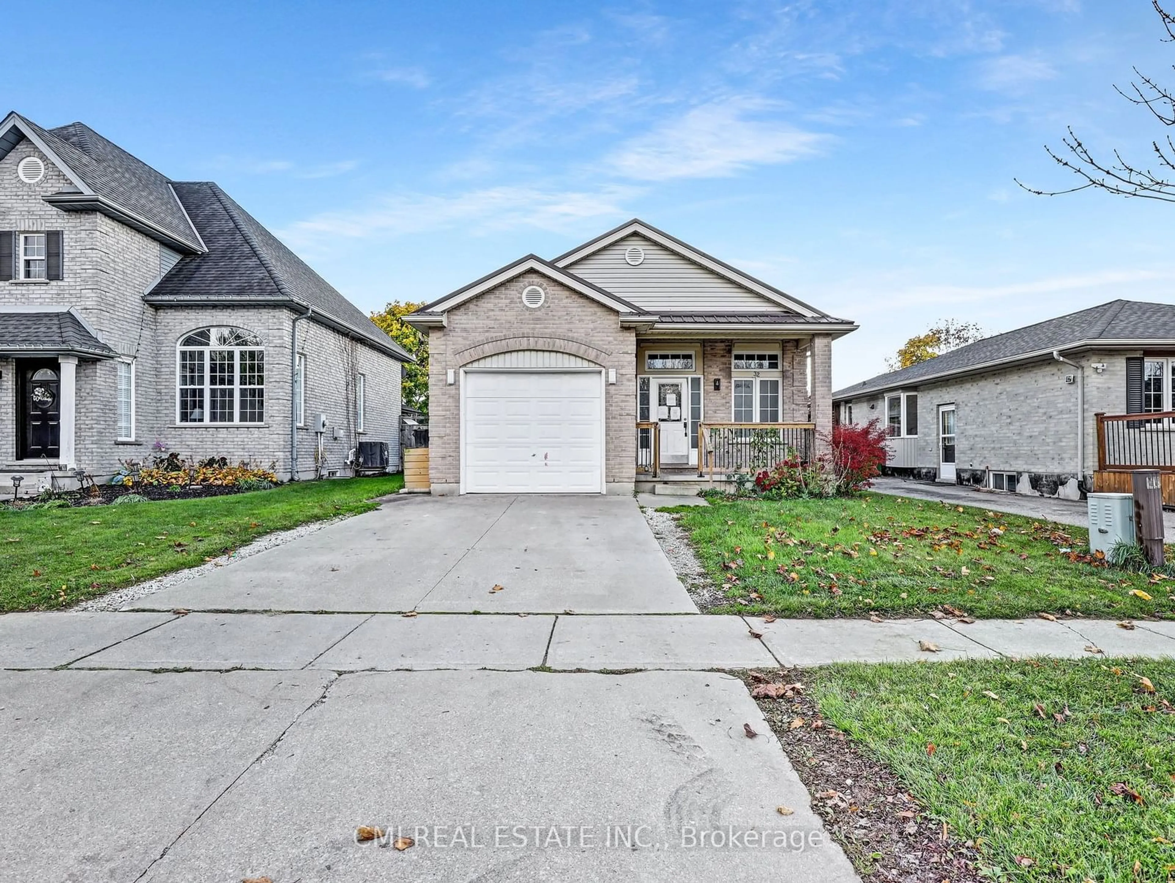 Frontside or backside of a home, the street view for 32 Donker Dr, St. Thomas Ontario N5P 4J3