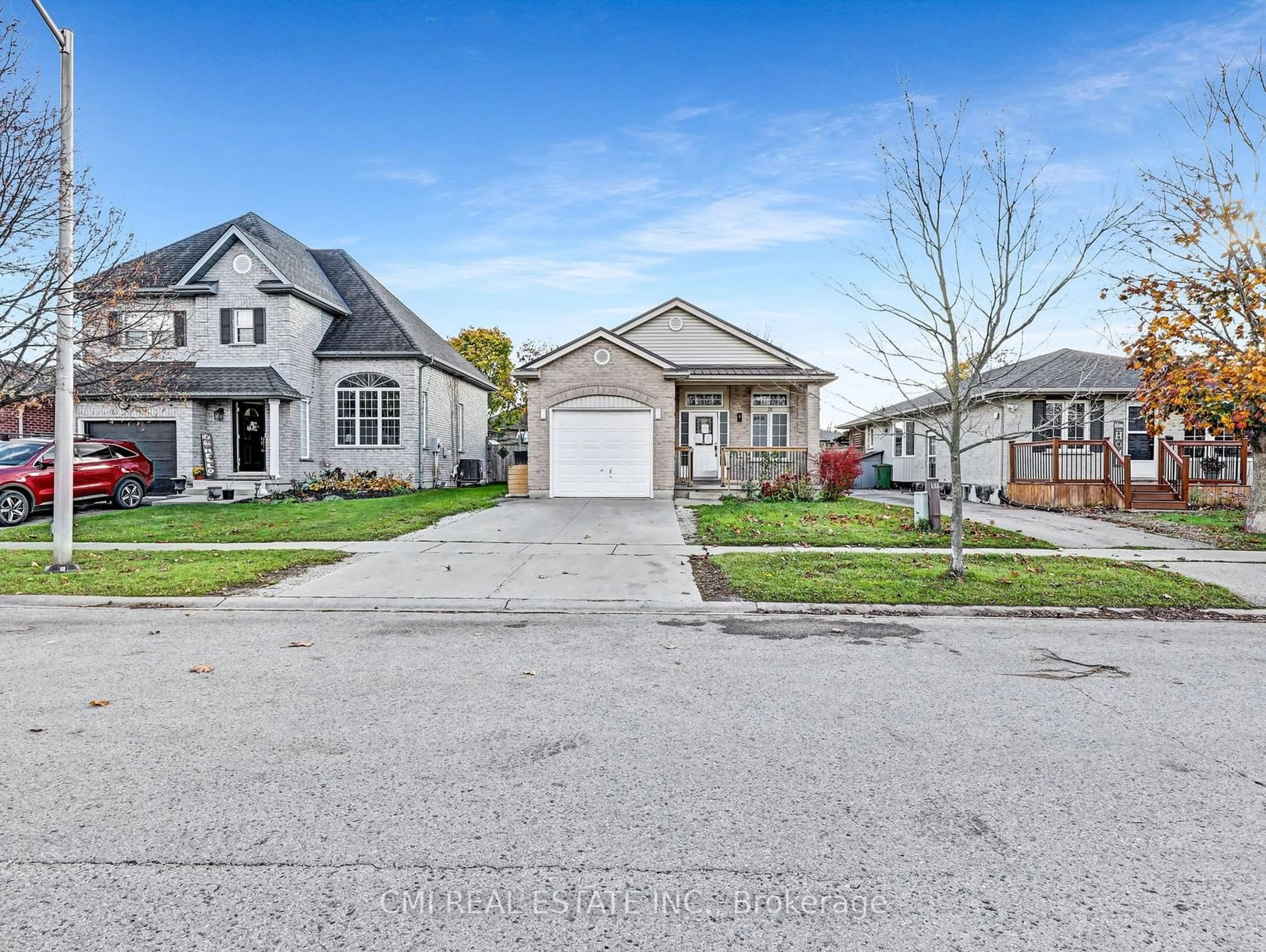 Frontside or backside of a home, the street view for 32 Donker Dr, St. Thomas Ontario N5P 4J3