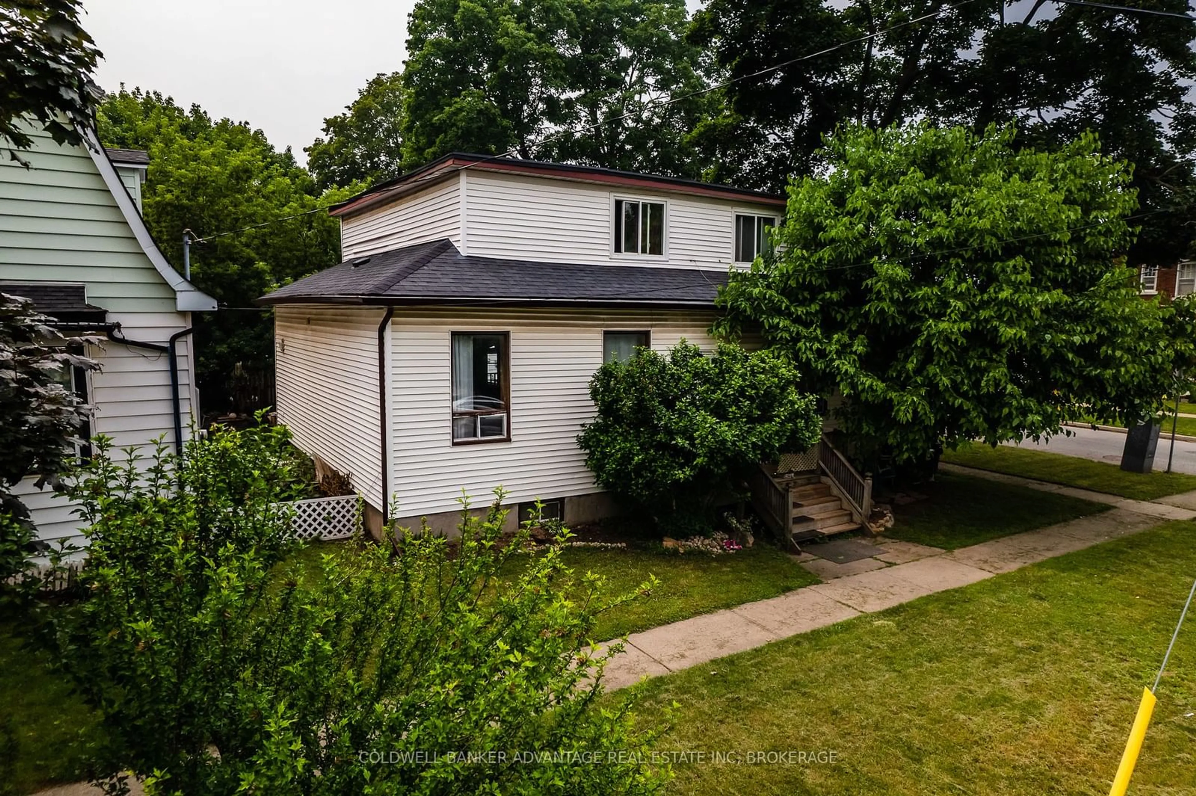 Frontside or backside of a home, cottage for 27 Fitzgerald St, St. Catharines Ontario L2R 4B4