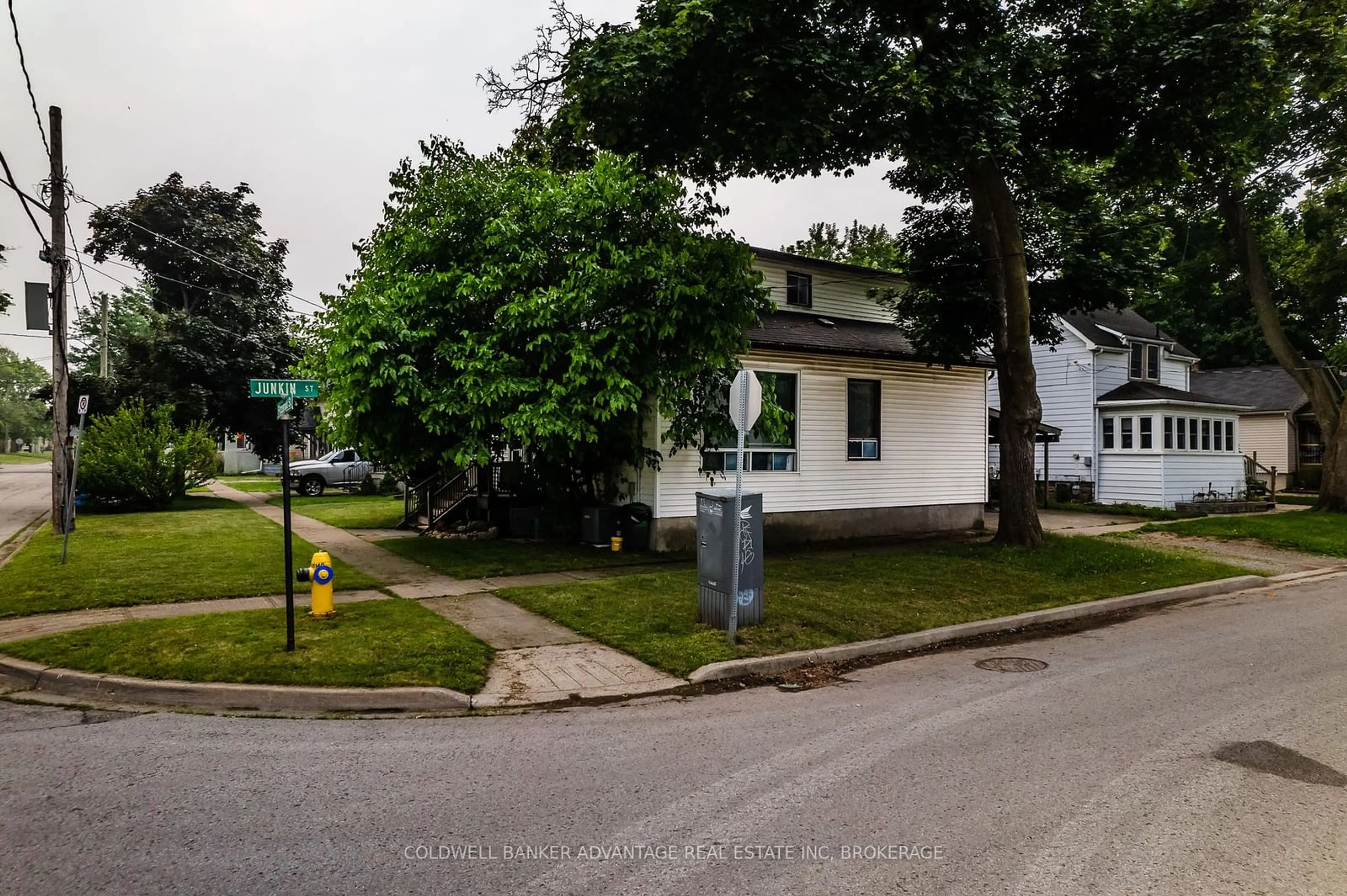 Frontside or backside of a home, the street view for 27 Fitzgerald St, St. Catharines Ontario L2R 4B4