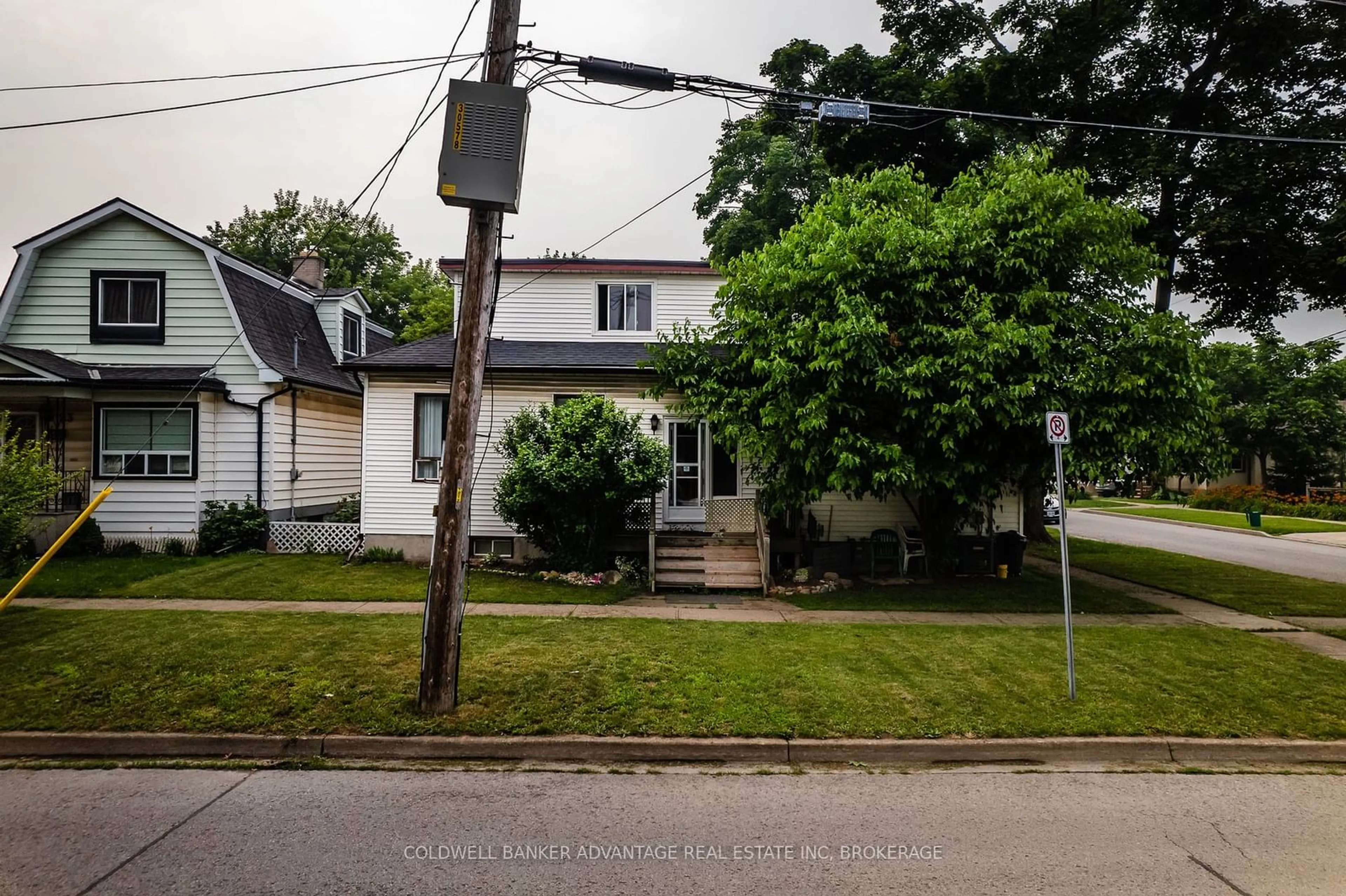 Frontside or backside of a home, the street view for 27 Fitzgerald St, St. Catharines Ontario L2R 4B4