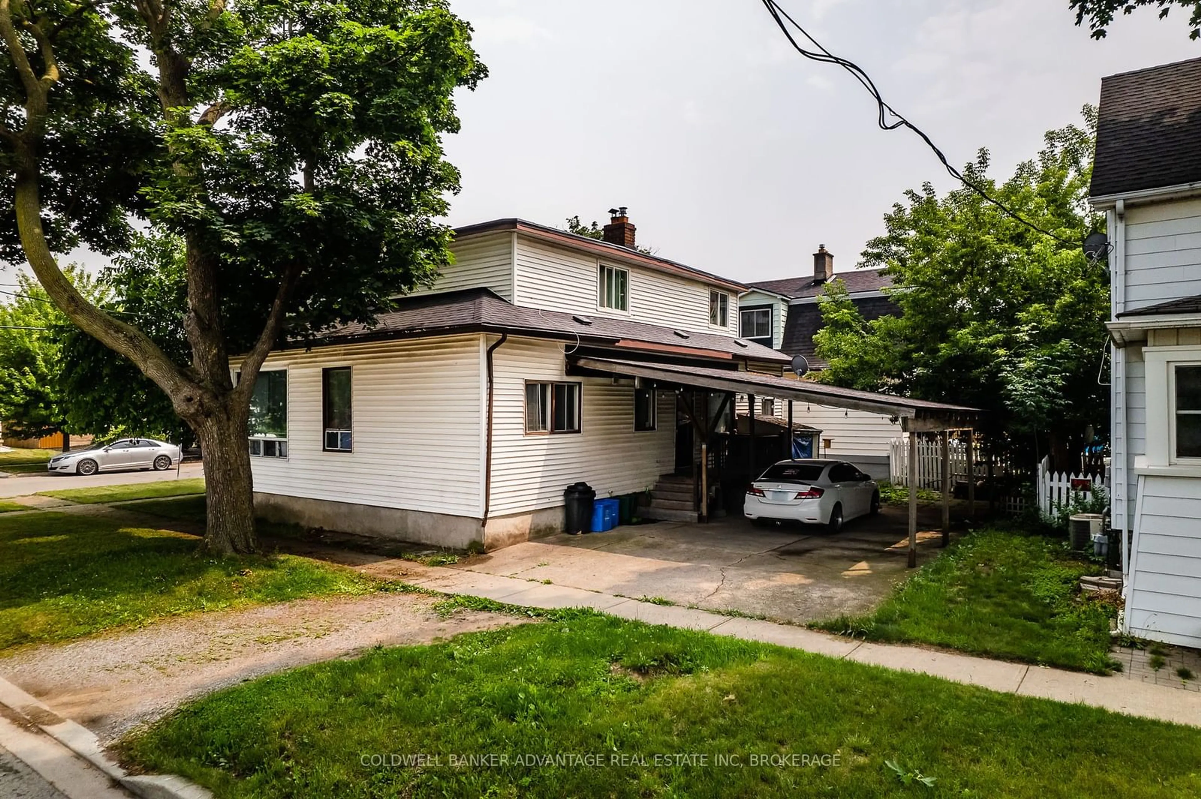 Frontside or backside of a home, cottage for 27 Fitzgerald St, St. Catharines Ontario L2R 4B4