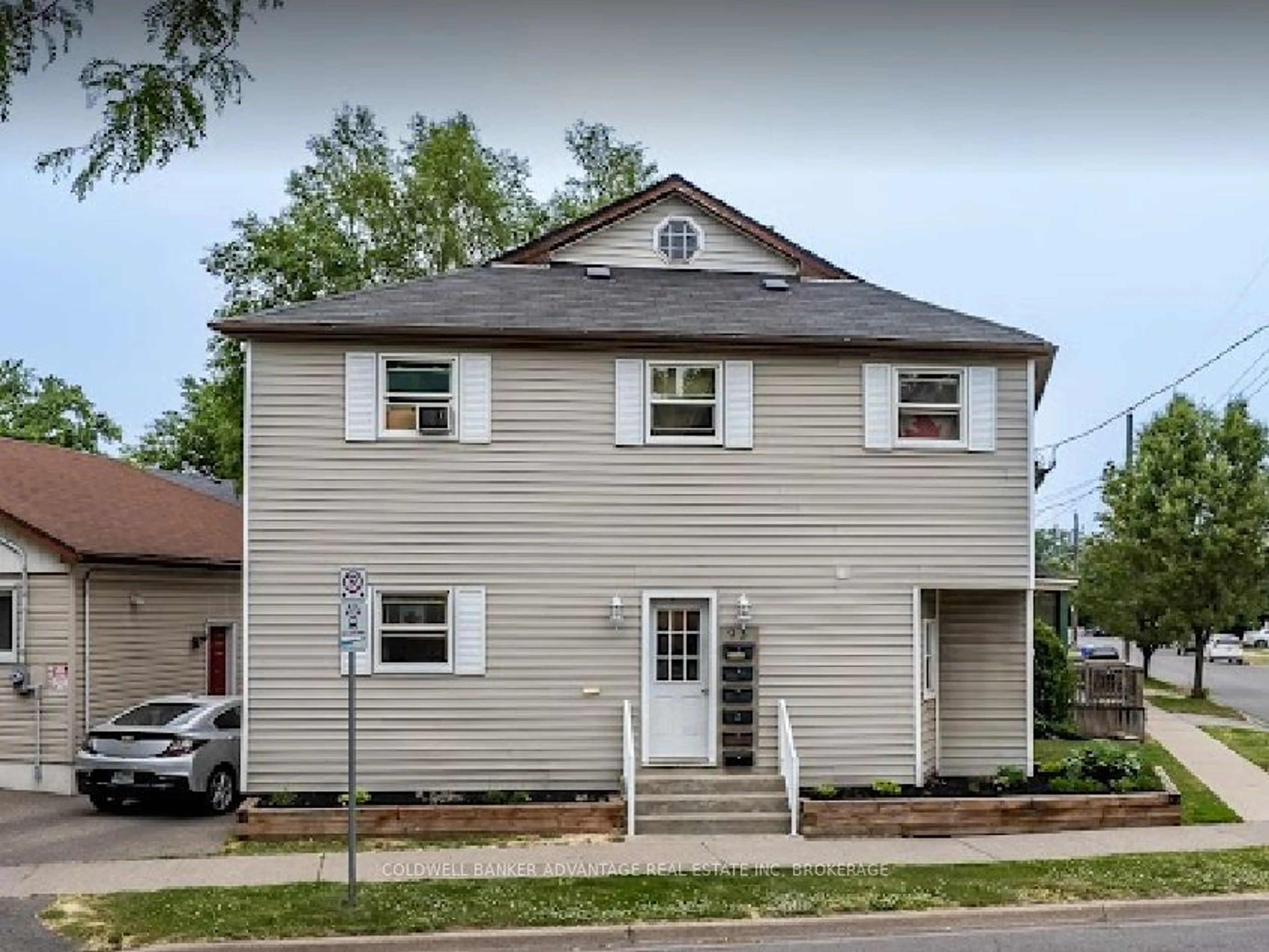 Frontside or backside of a home, the front or back of building for 93 Carlton St, St. Catharines Ontario L2R 1R1