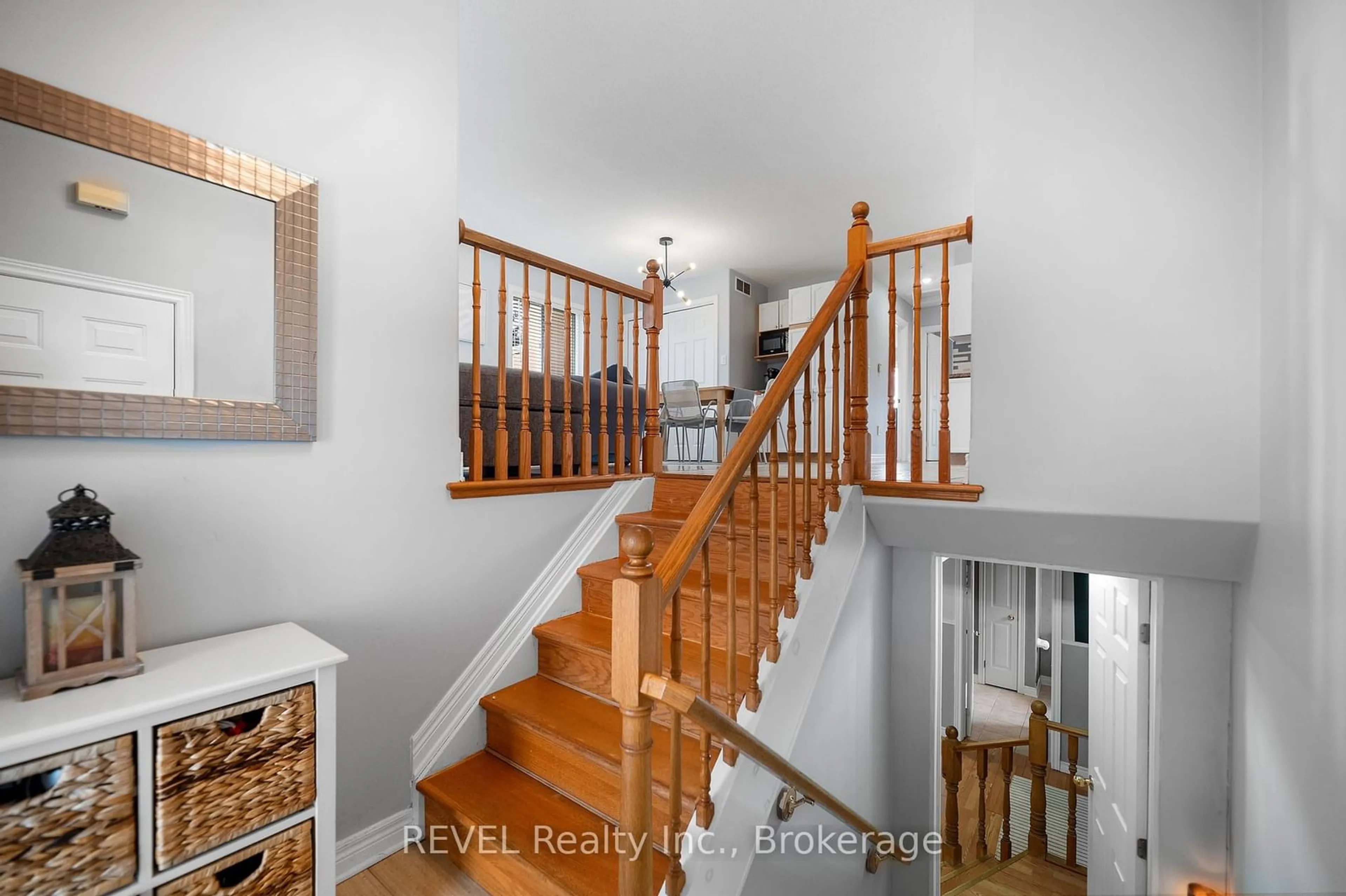 Indoor foyer, wood floors for 8340 Mullen Crt, Niagara Falls Ontario L2H 3M8