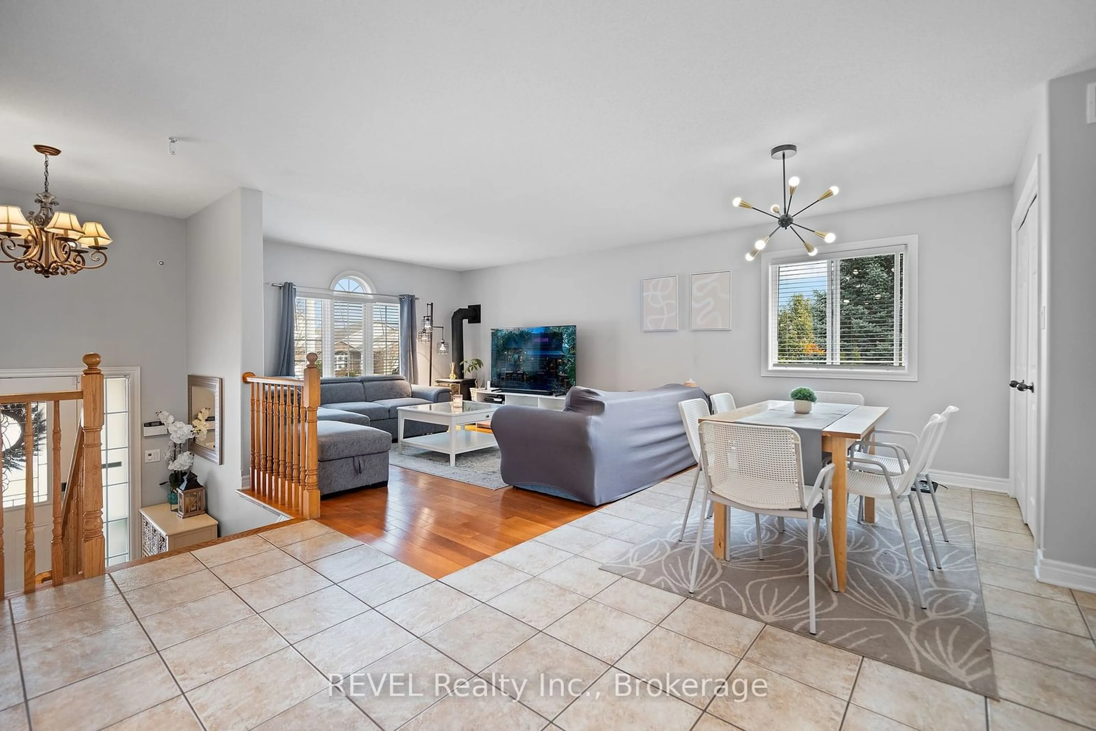 Living room, wood floors for 8340 Mullen Crt, Niagara Falls Ontario L2H 3M8