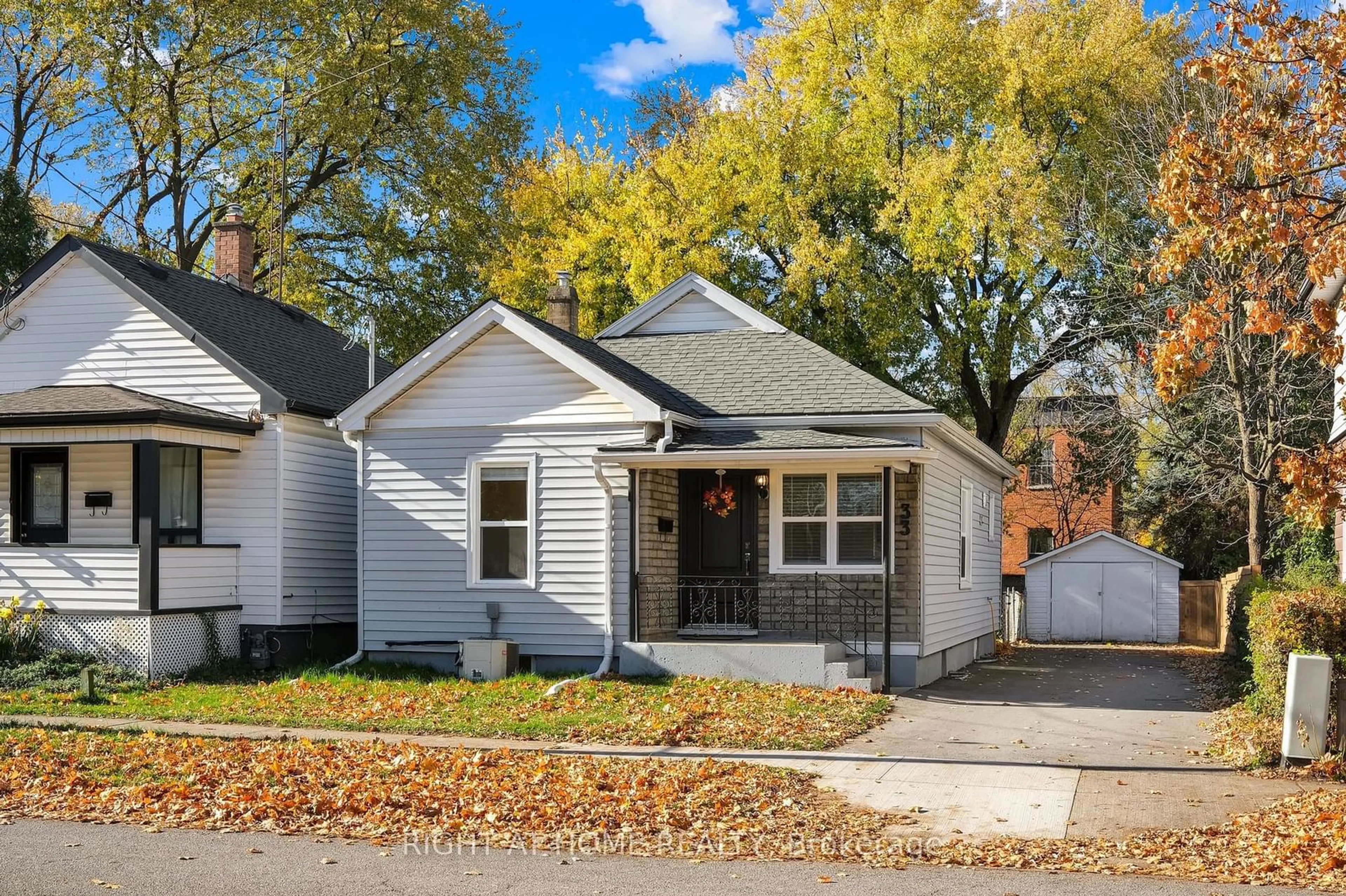 Frontside or backside of a home, cottage for 33 Rodman St, St. Catharines Ontario L2R 5C9