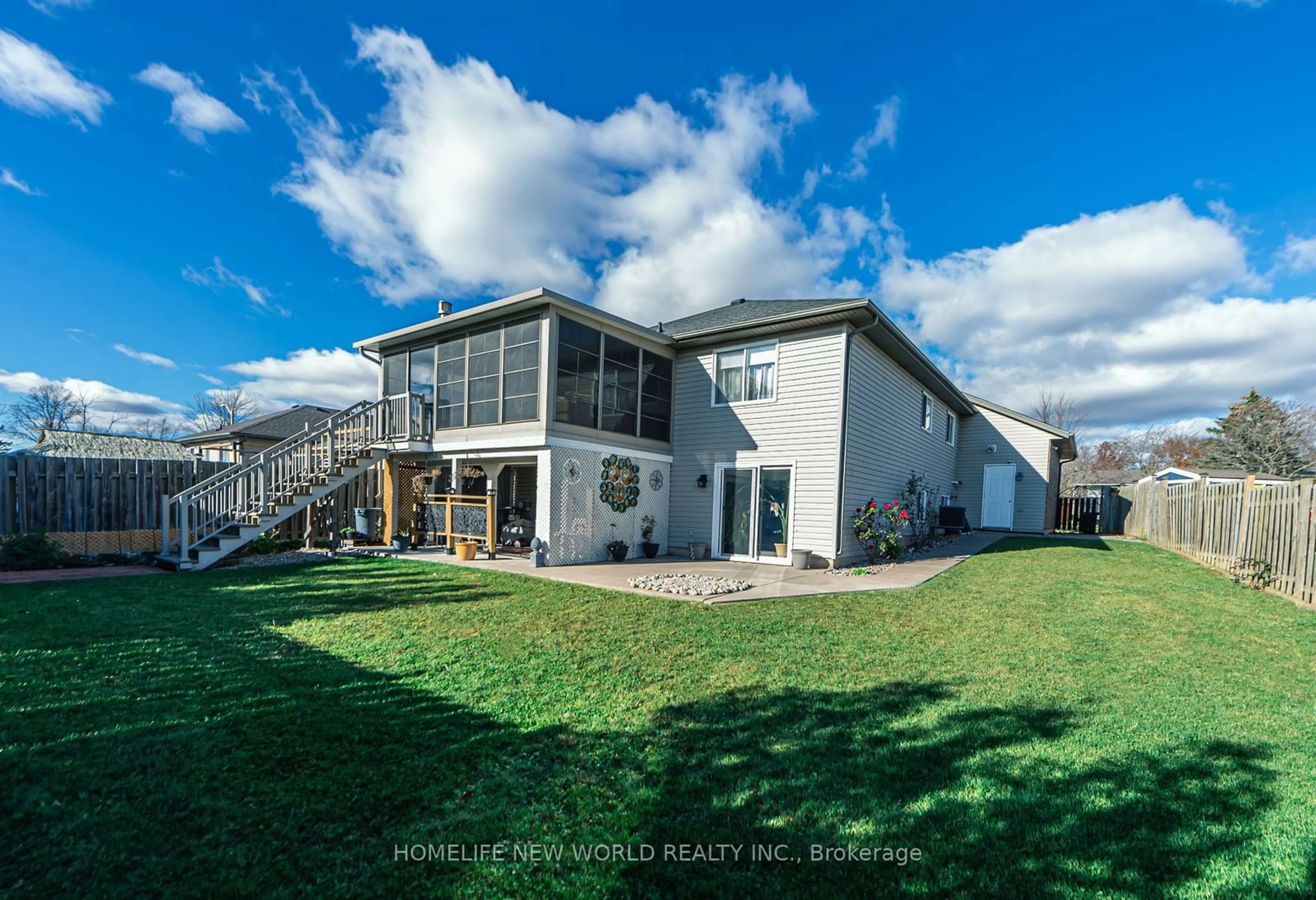 Frontside or backside of a home, the fenced backyard for 7 Lynbrook Lane, Welland Ontario L3C 7M7