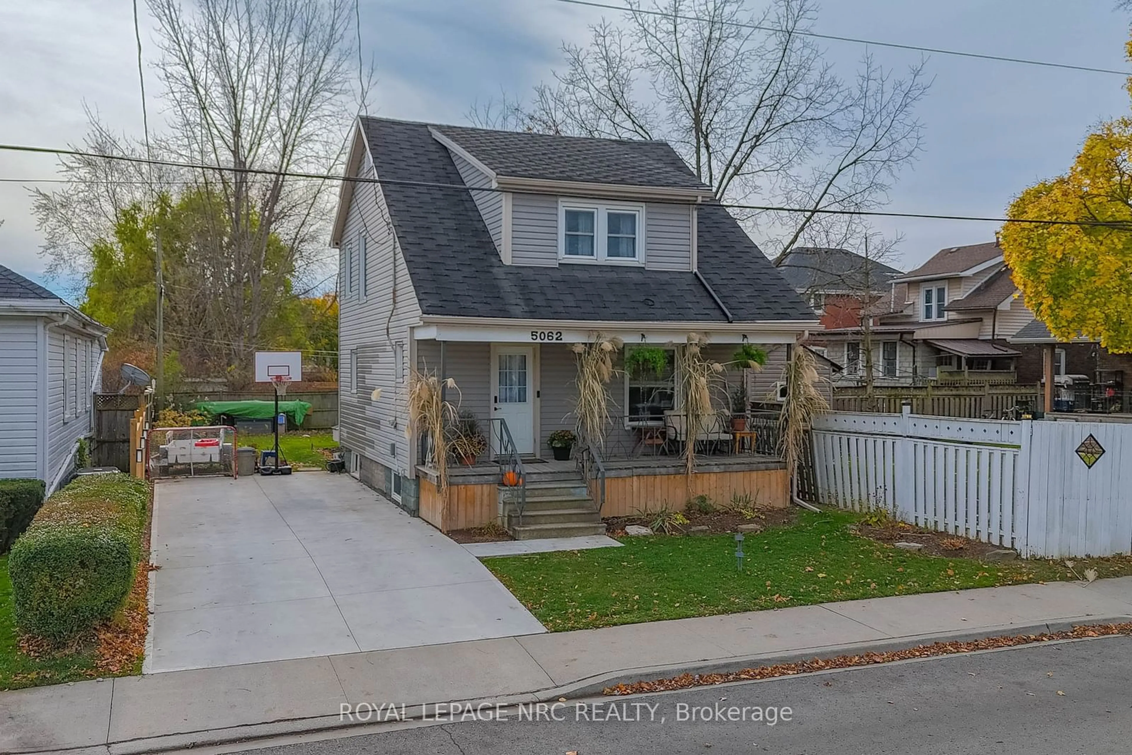 Frontside or backside of a home, the street view for 5062 Maple St, Niagara Falls Ontario L2E 2N1