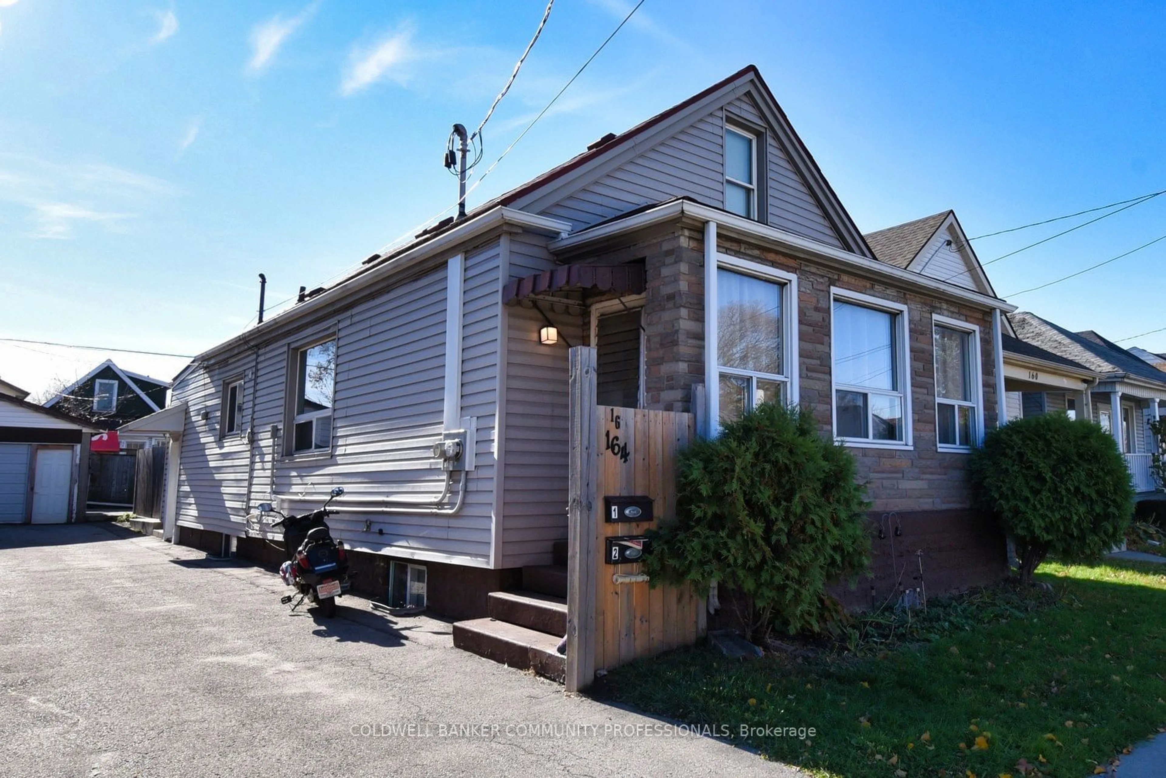 Frontside or backside of a home, cottage for 162 Newlands Ave, Hamilton Ontario L8H 2T9