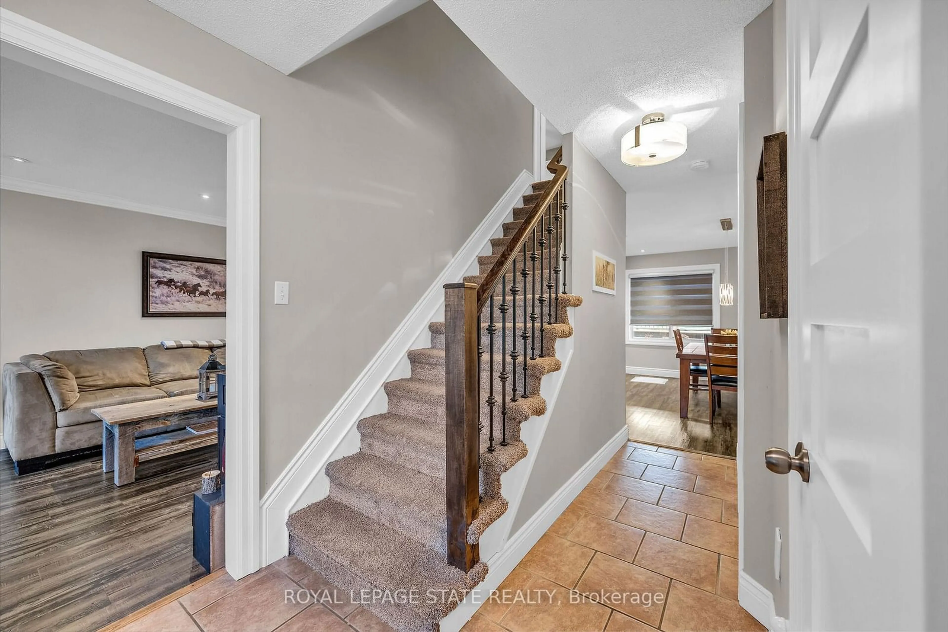 Indoor entryway, wood floors for 25 Lindsay Dr, Haldimand Ontario N3W 2M3