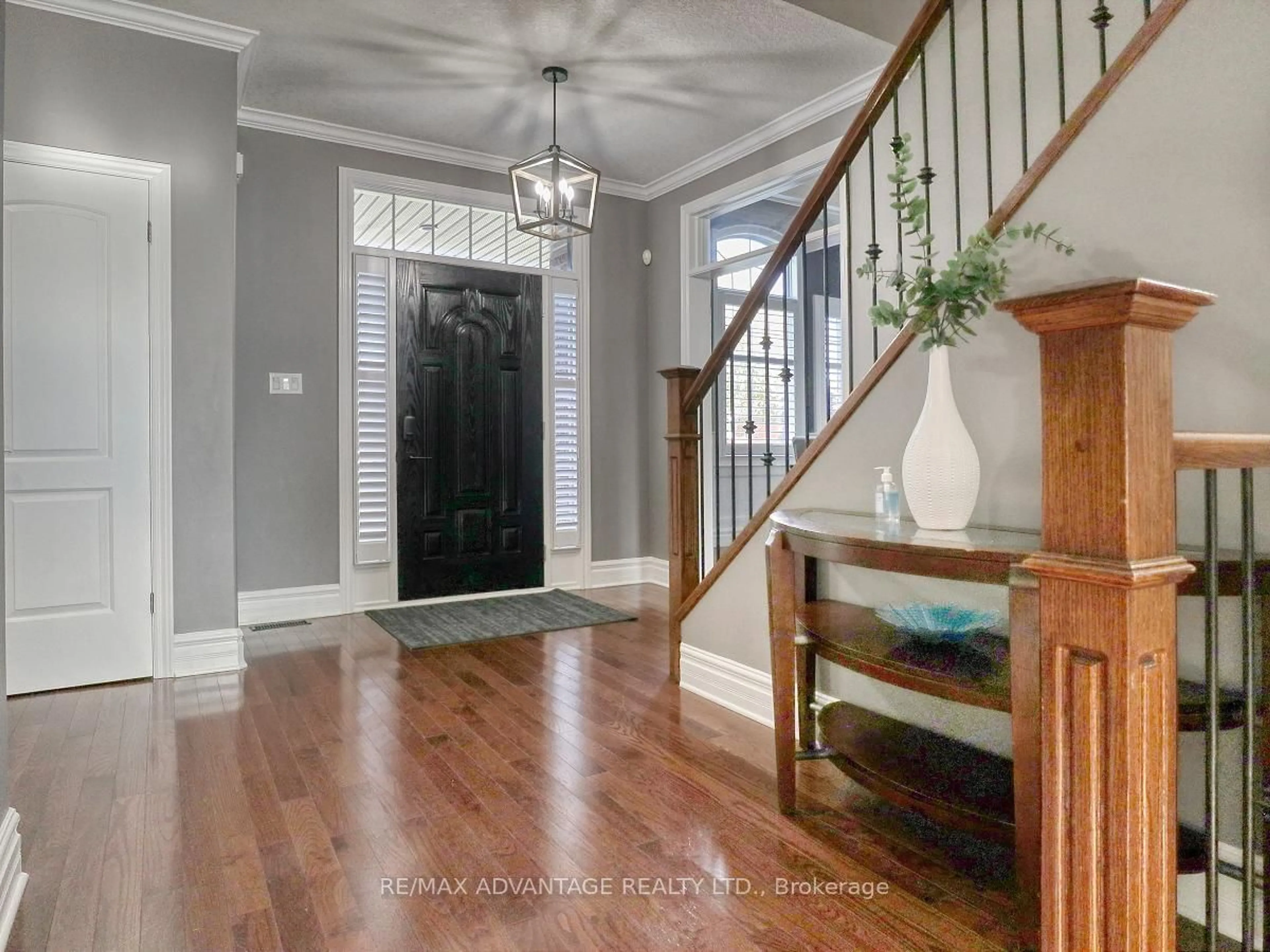 Indoor entryway, wood floors for 2291 Lilac Ave, London Ontario N6K 5E1