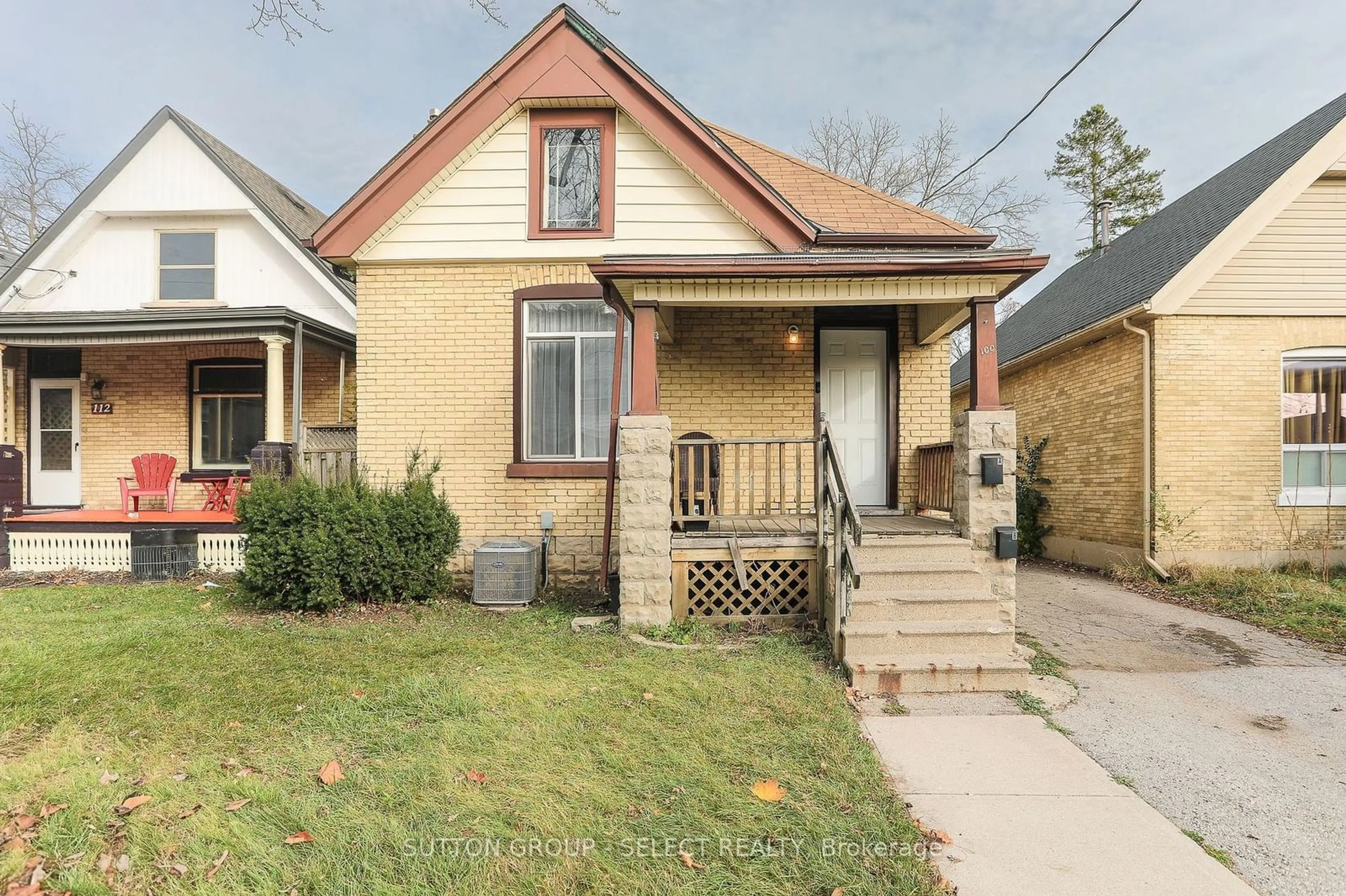 Frontside or backside of a home, cottage for 100 Mamelon St, London Ontario N5Z 1Y1