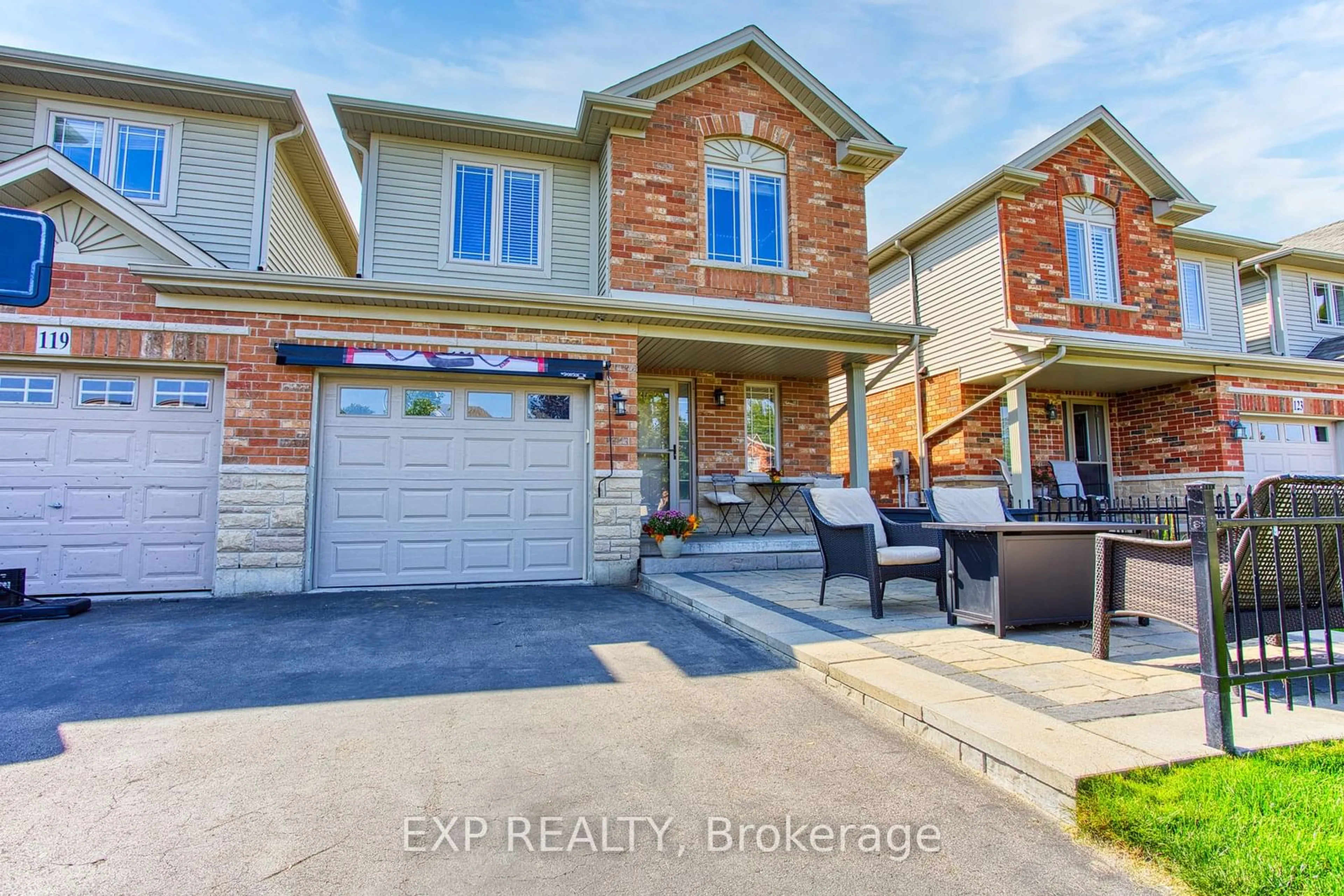 Frontside or backside of a home, the street view for 121 Sumner Cres, Grimsby Ontario L3M 0B4