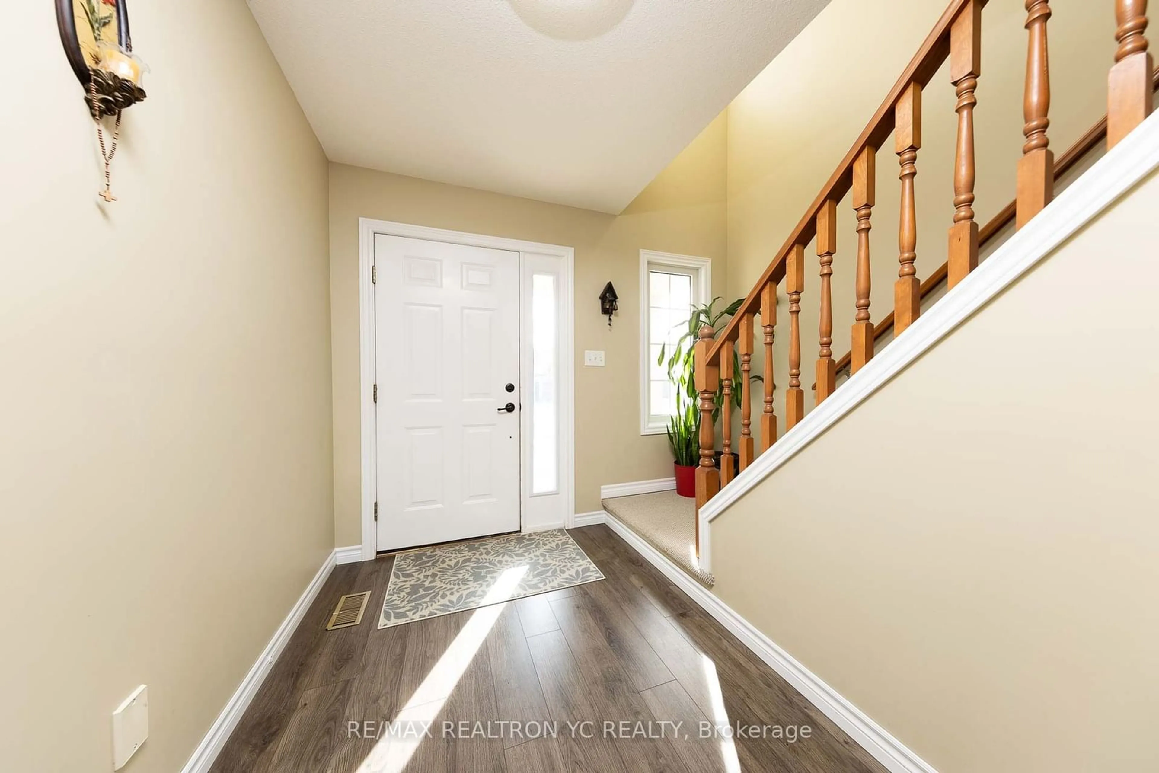 Indoor entryway, wood floors for 244 Brunswick Ave, London Ontario N6G 5M2