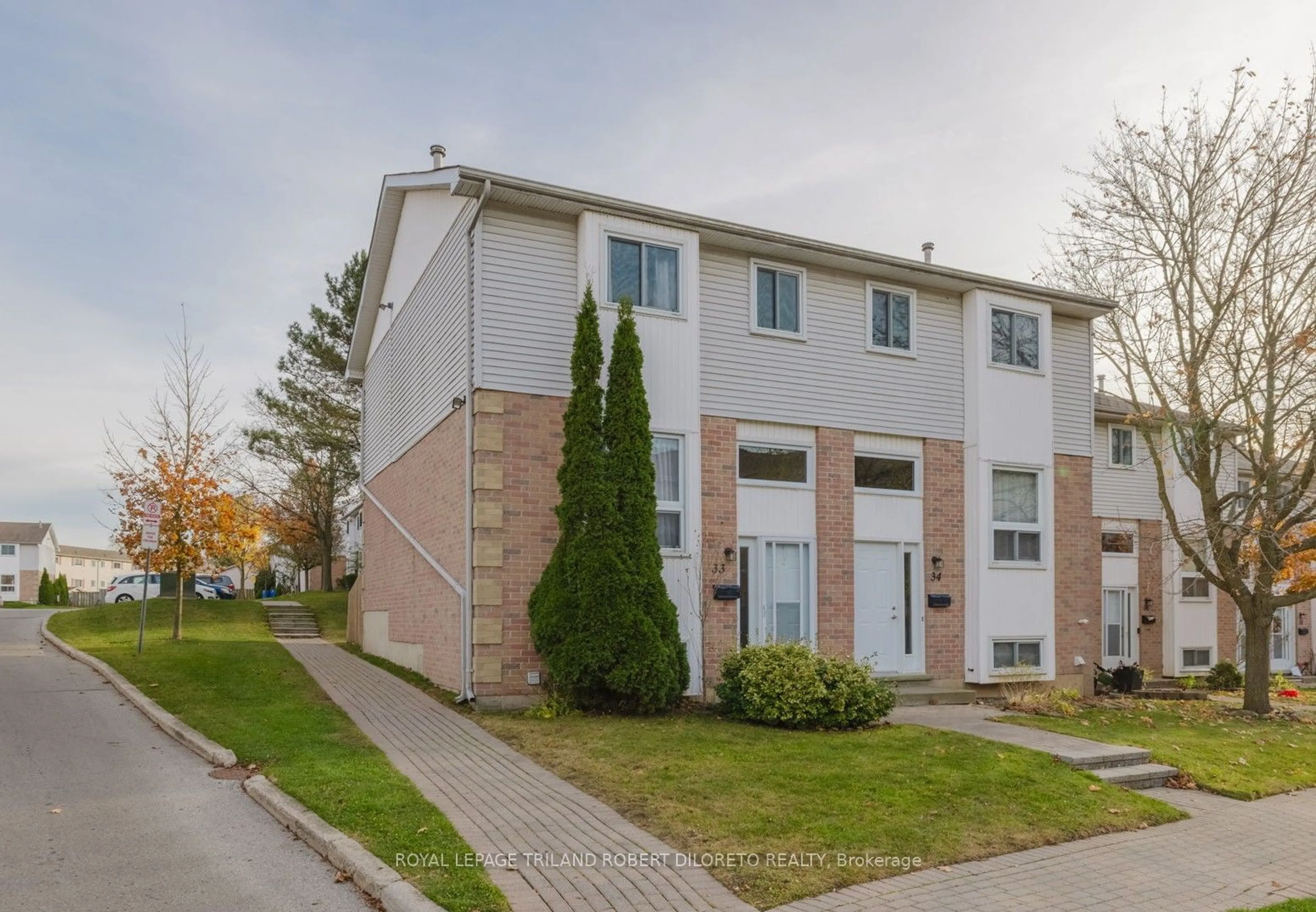 A pic from exterior of the house or condo, the street view for 110 Deveron Cres #33, London Ontario N5Z 4W7