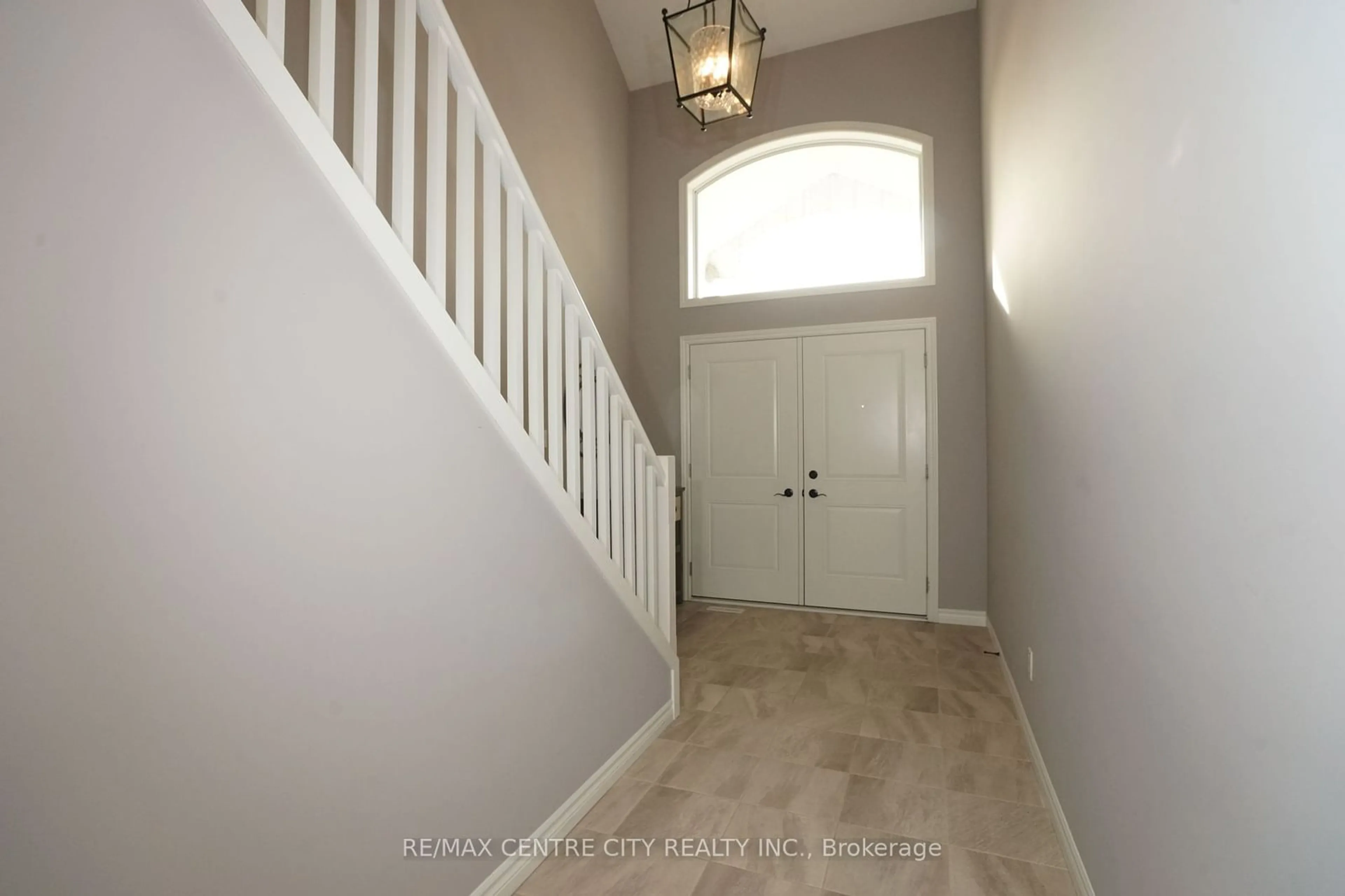 Indoor entryway, cement floor for 471 Sophia Cres, London Ontario N6G 0T5