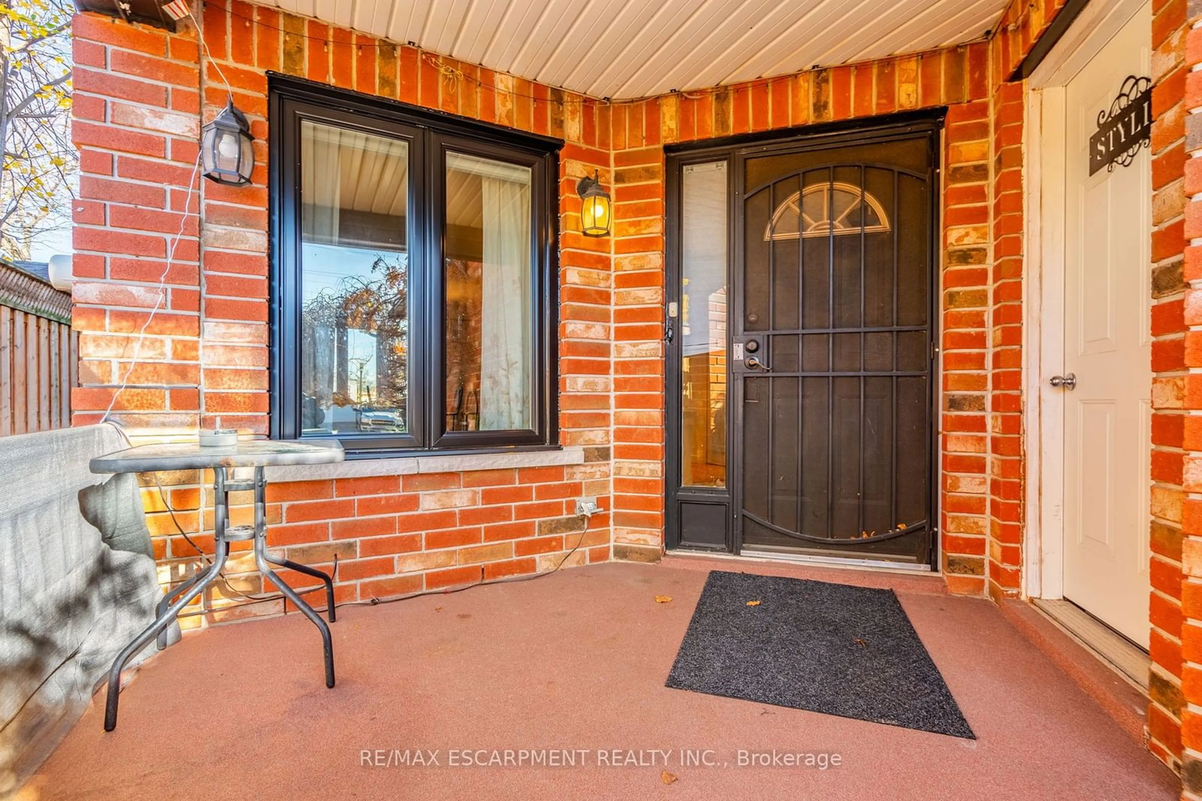 Indoor entryway, wood floors for 138 Beaverbrook Ave, Hamilton Ontario L8W 3T2