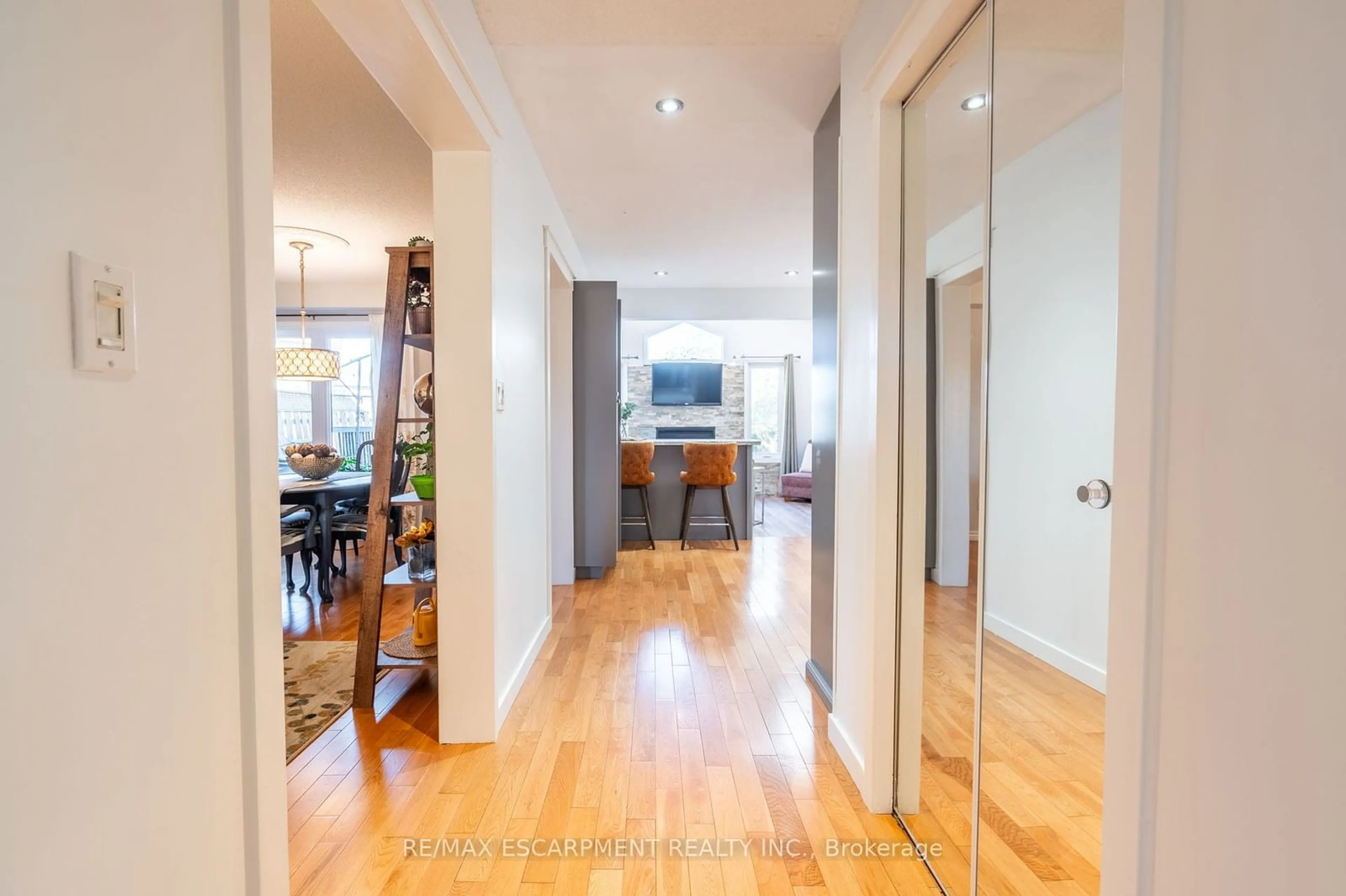 Indoor entryway, wood floors for 138 Beaverbrook Ave, Hamilton Ontario L8W 3T2