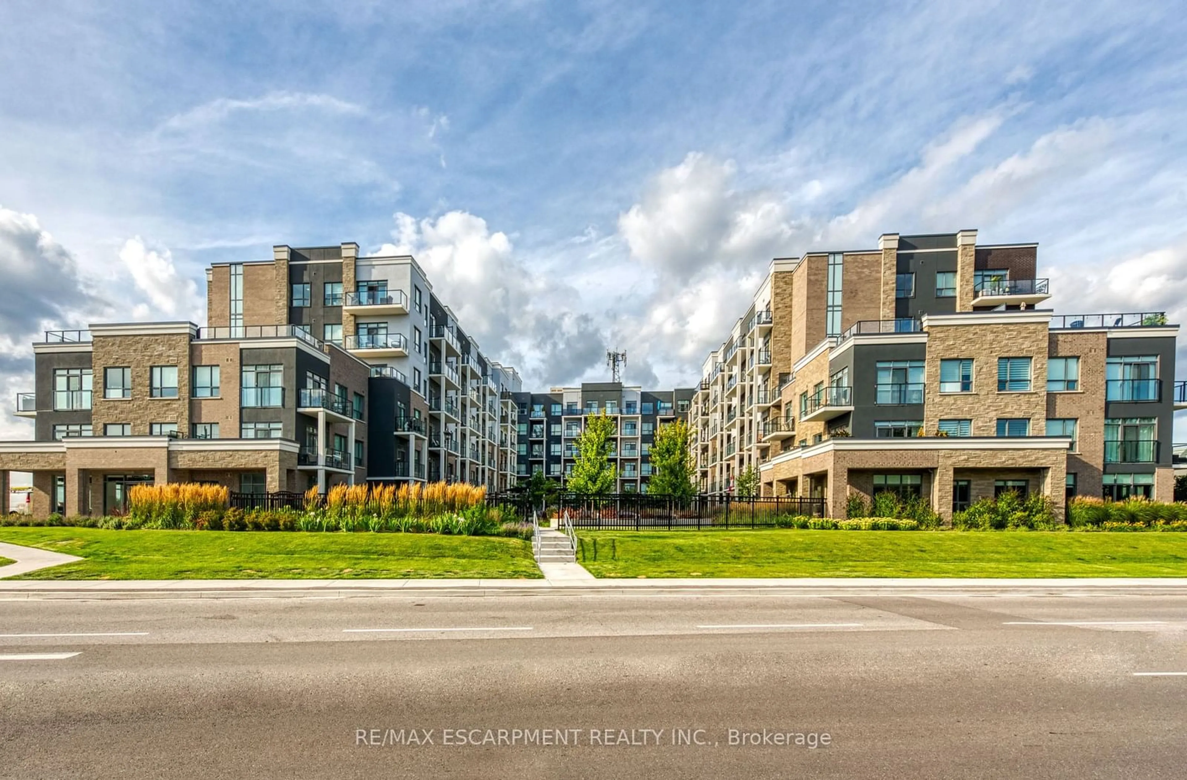 A pic from exterior of the house or condo, the street view for 5055 Greenlane Rd #141, Lincoln Ontario L0R 1B3