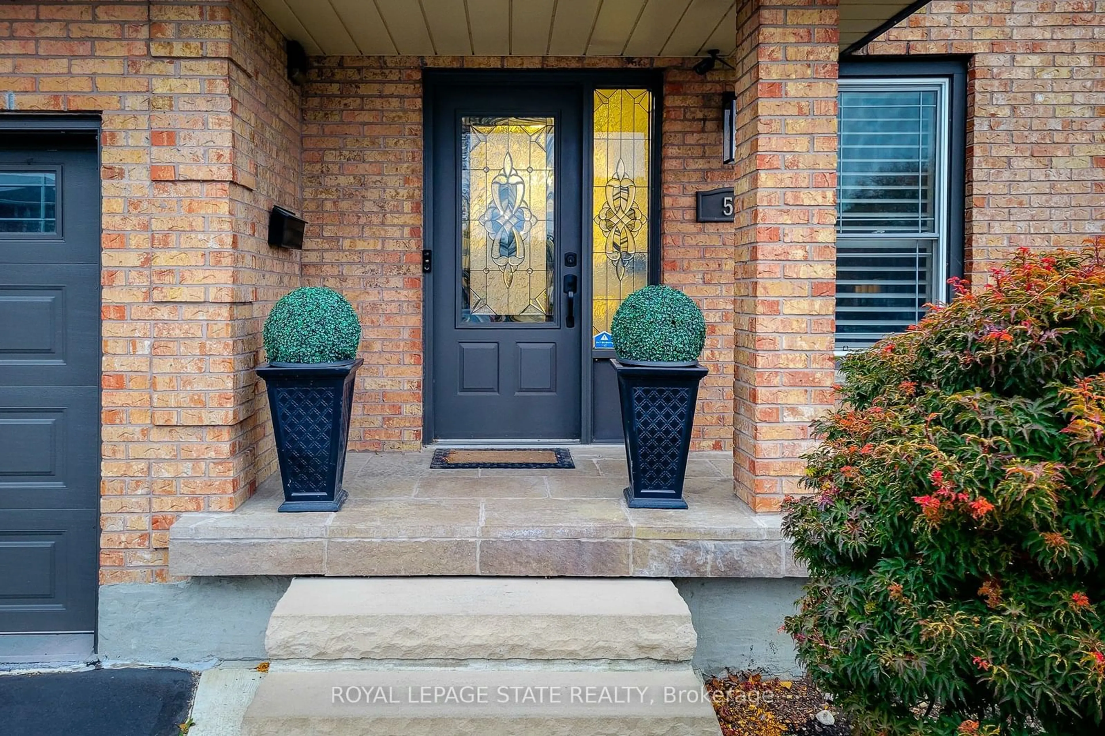 Indoor entryway, wood floors for 51 Branthaven Dr, Hamilton Ontario L8J 2M2