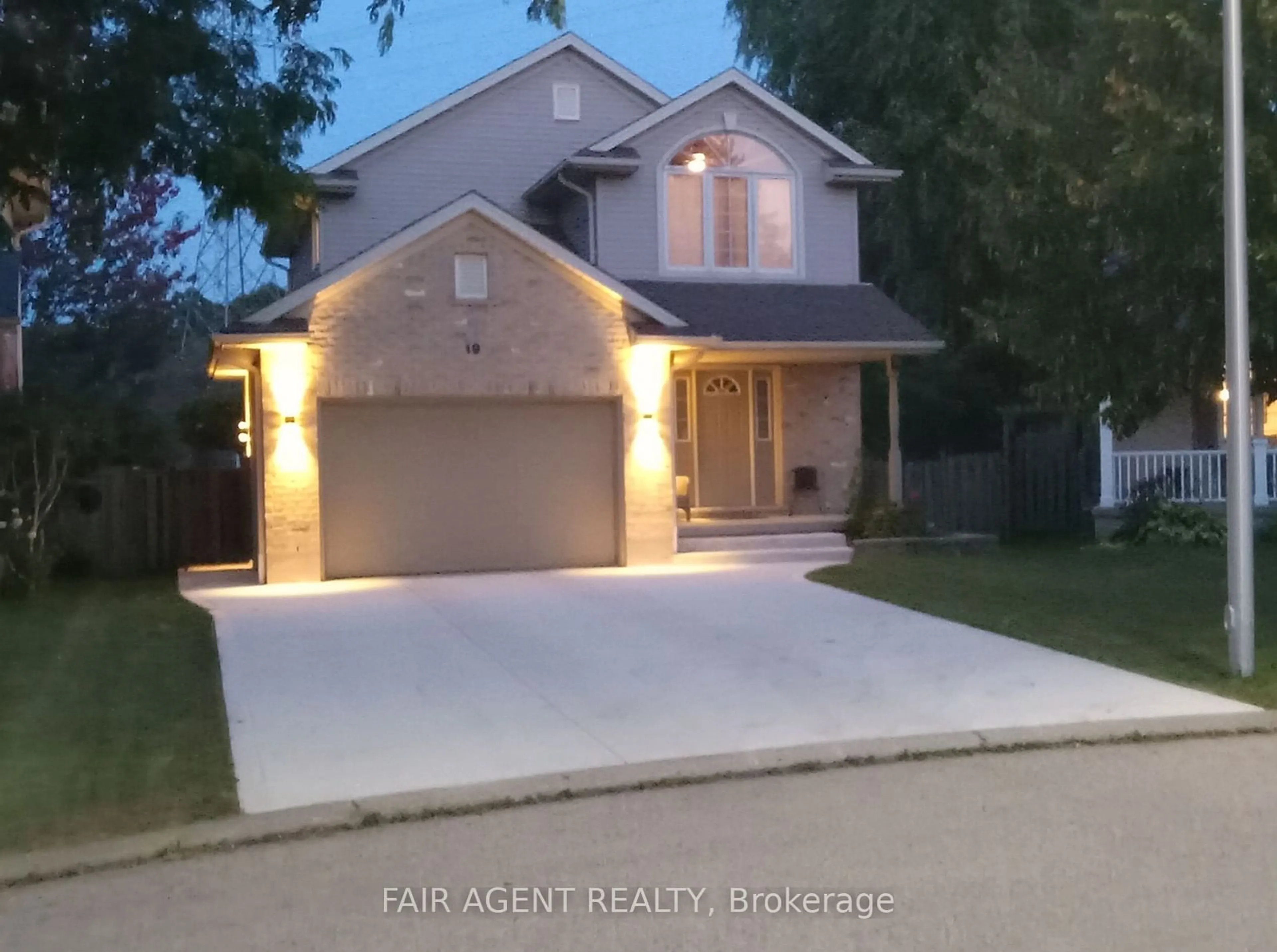 Frontside or backside of a home, the street view for 19 LINDEN Lane, St. Thomas Ontario N5P 4M4