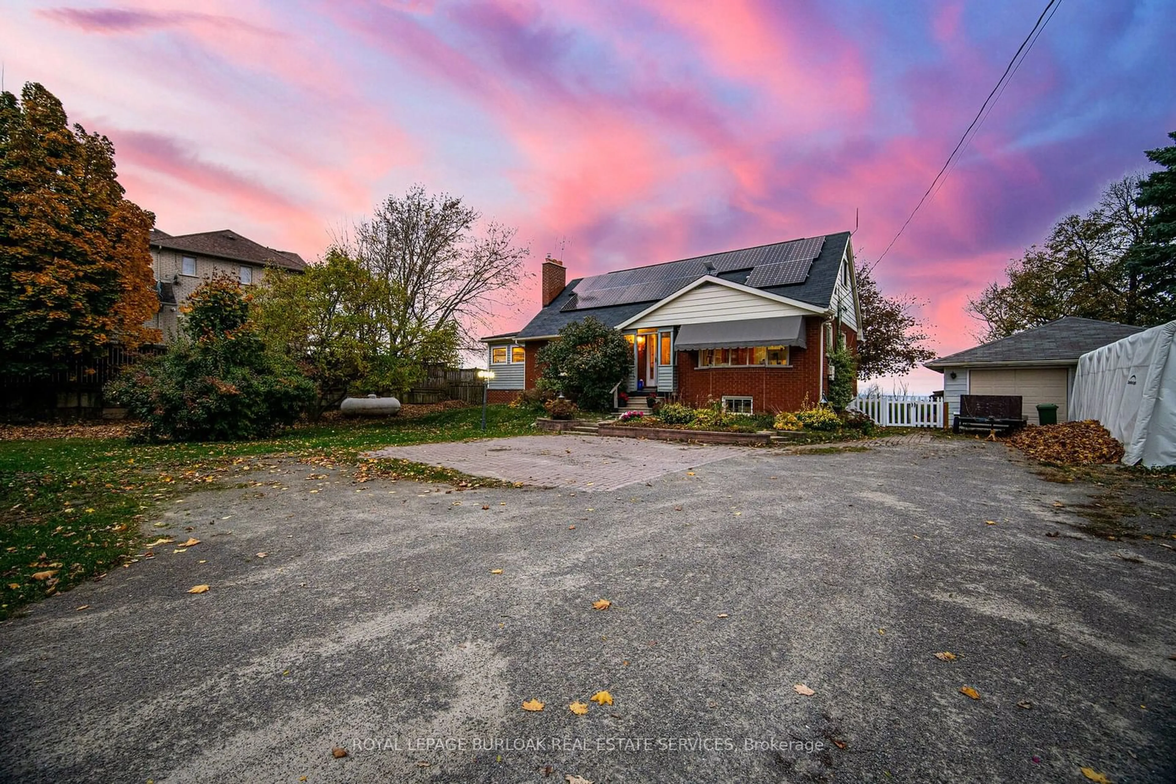 Frontside or backside of a home, the street view for 805 Ridge Rd, Hamilton Ontario L8J 2Y3