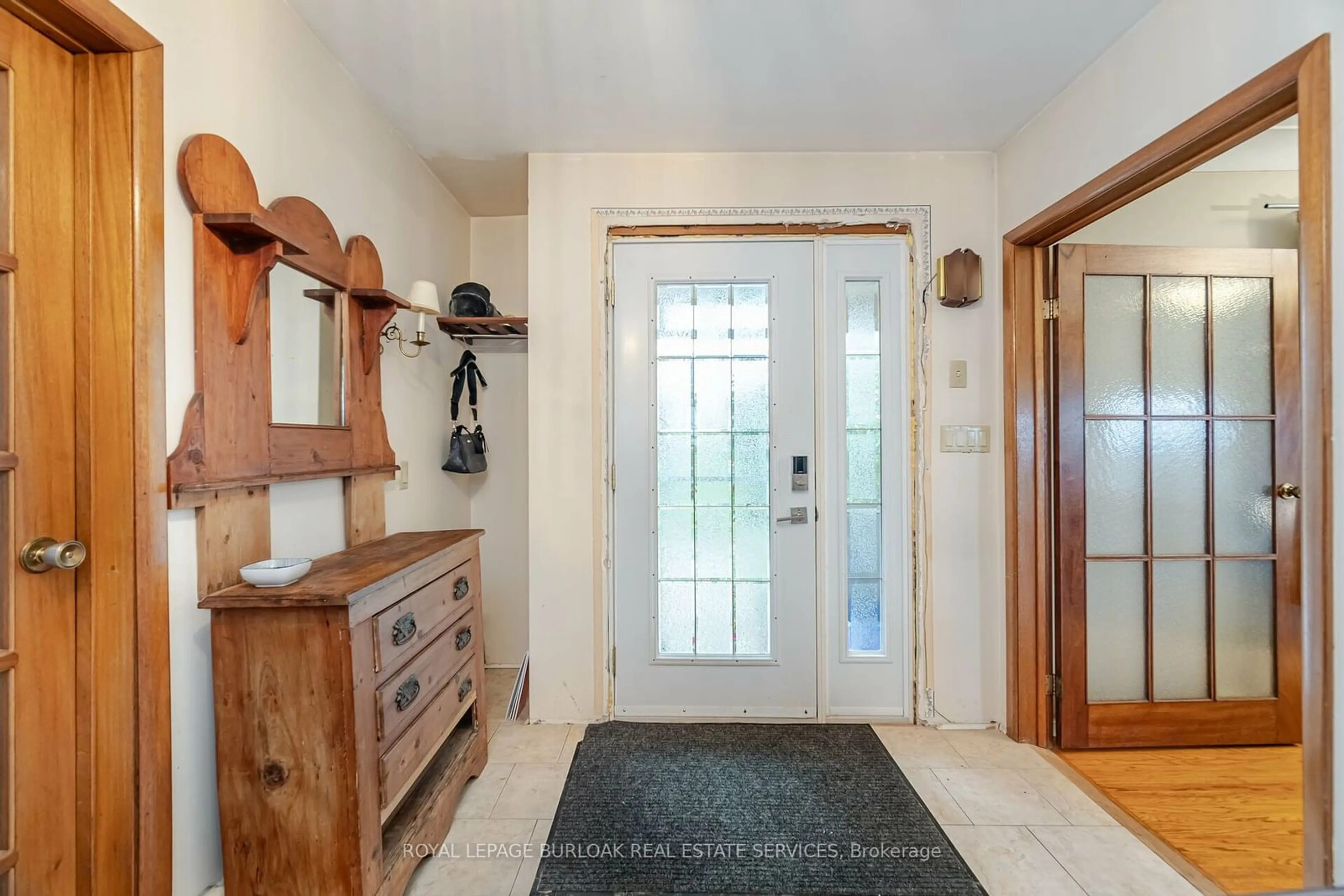 Indoor entryway, wood floors for 805 Ridge Rd, Hamilton Ontario L8J 2Y3