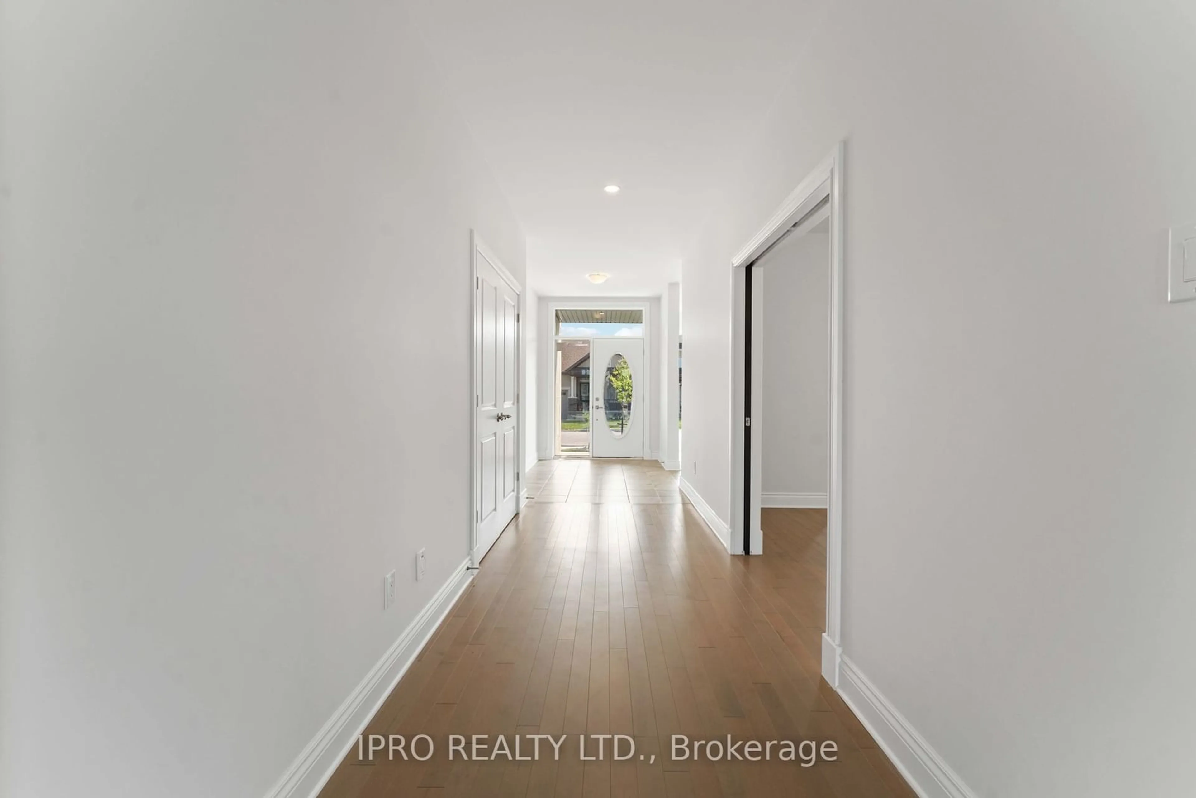 Indoor entryway, wood floors for 156 Finsbury Ave, Stittsville - Munster - Richmond Ontario K2S 1B6