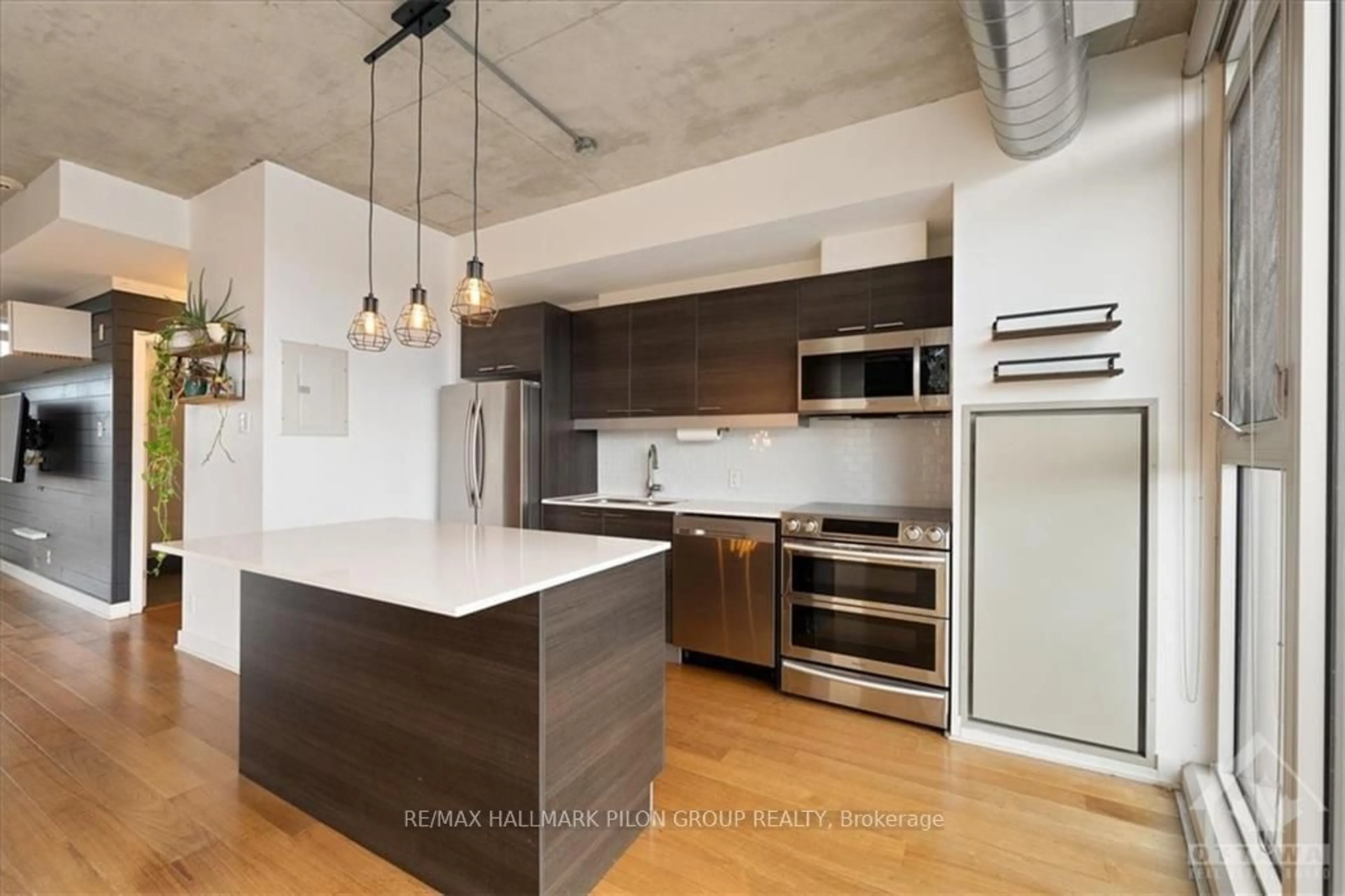 Open concept kitchen for 349 MCLEOD St #527, Ottawa Centre Ontario K2P 0S1