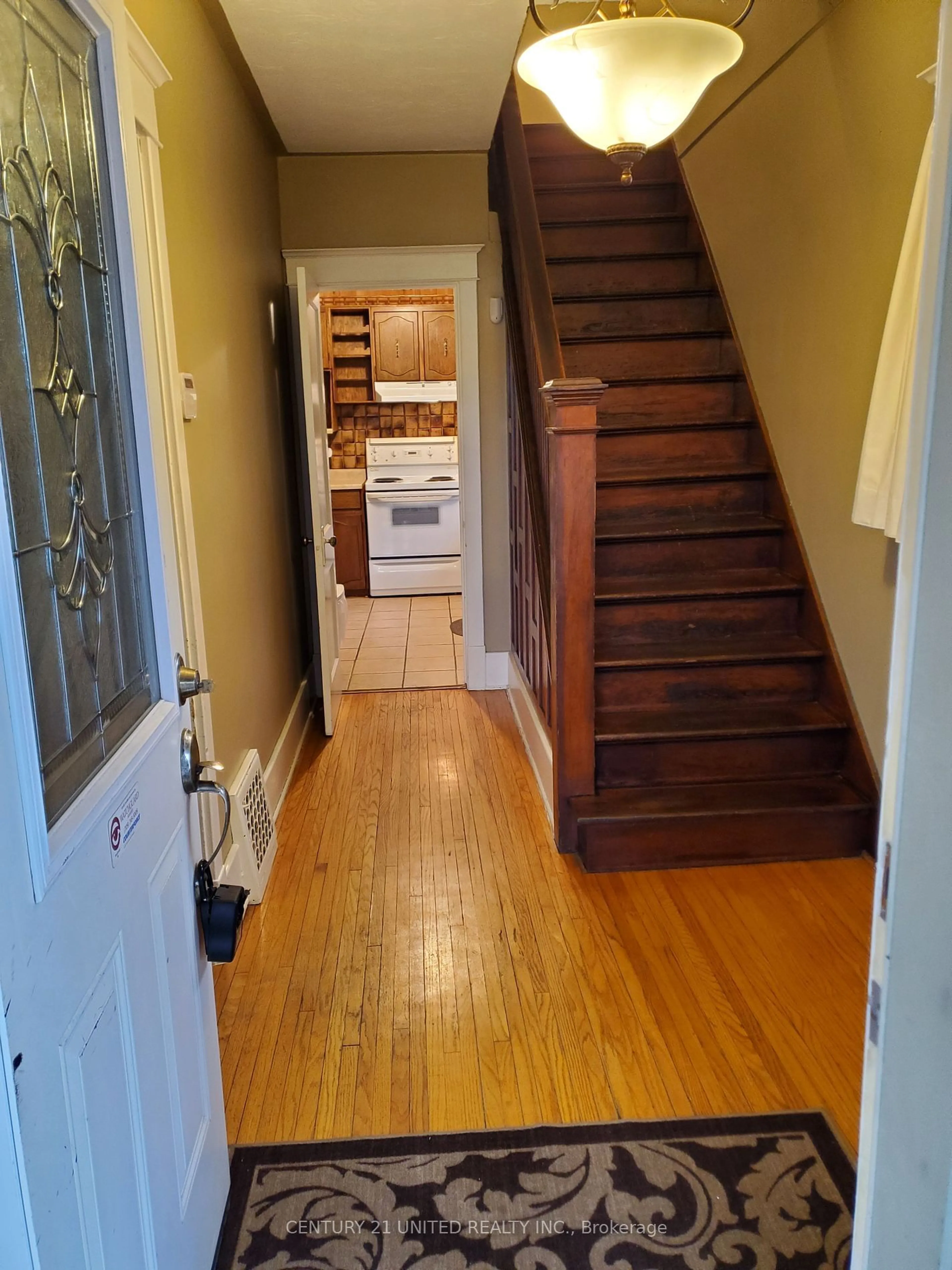 Indoor entryway, wood floors for 416 Rogers St, Peterborough Ontario K9H 1W9