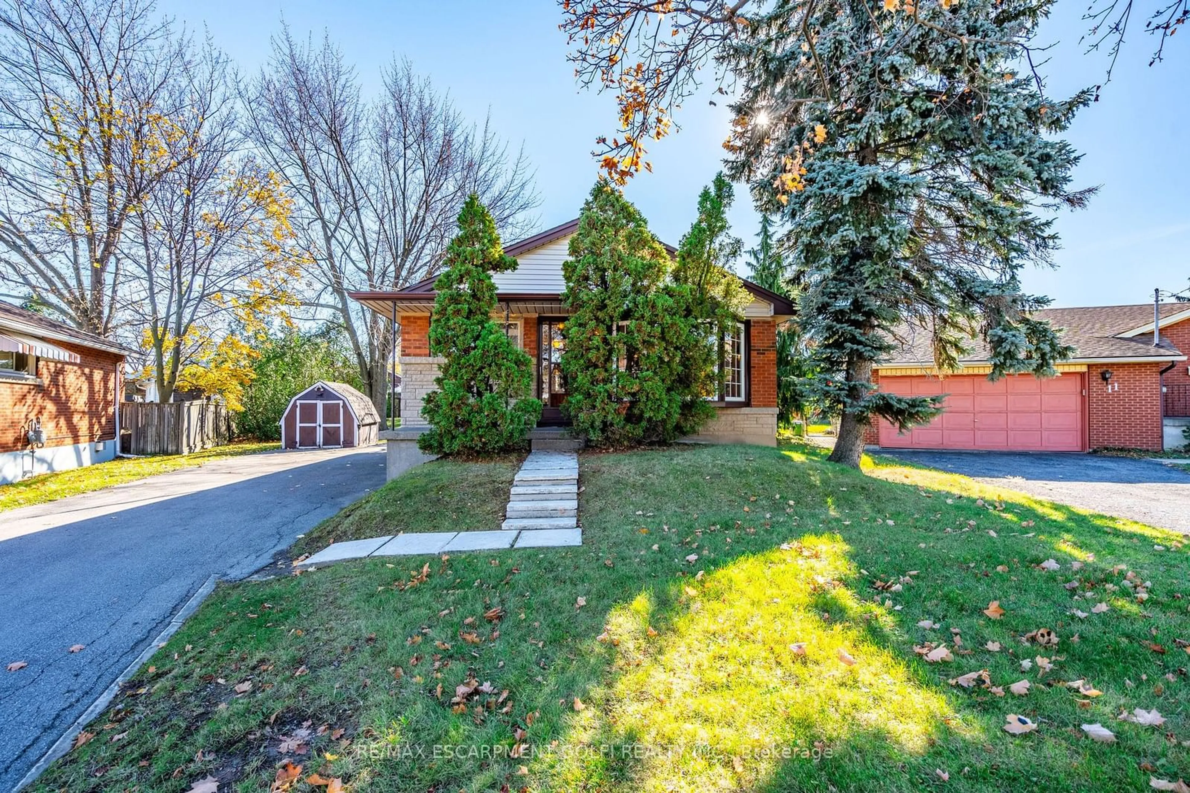 A pic from exterior of the house or condo, the street view for 9 Thomson Crt, Hamilton Ontario L8V 3C1