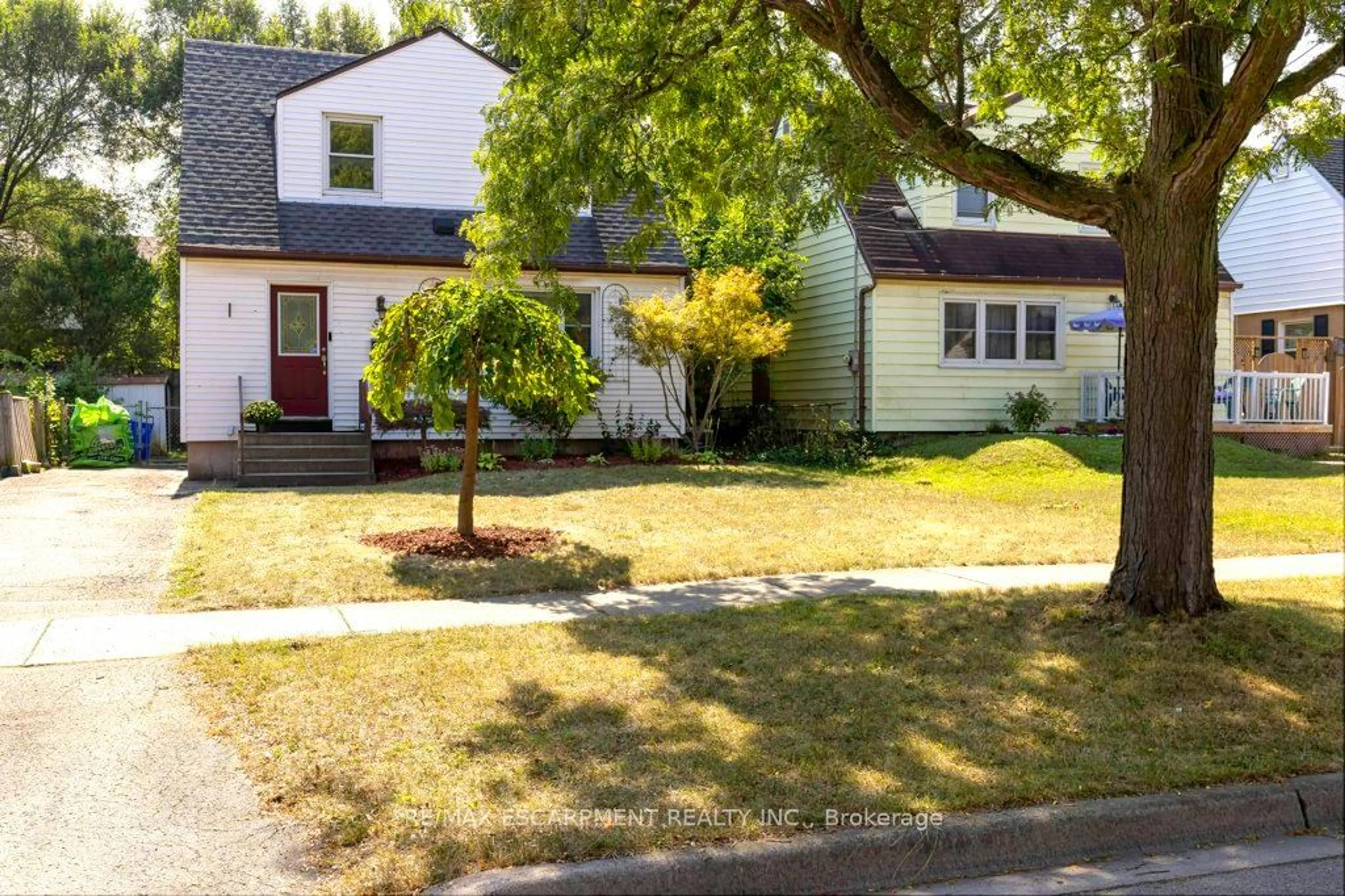 A pic from exterior of the house or condo, the street view for 52 Martha St, Hamilton Ontario L8H 2B7