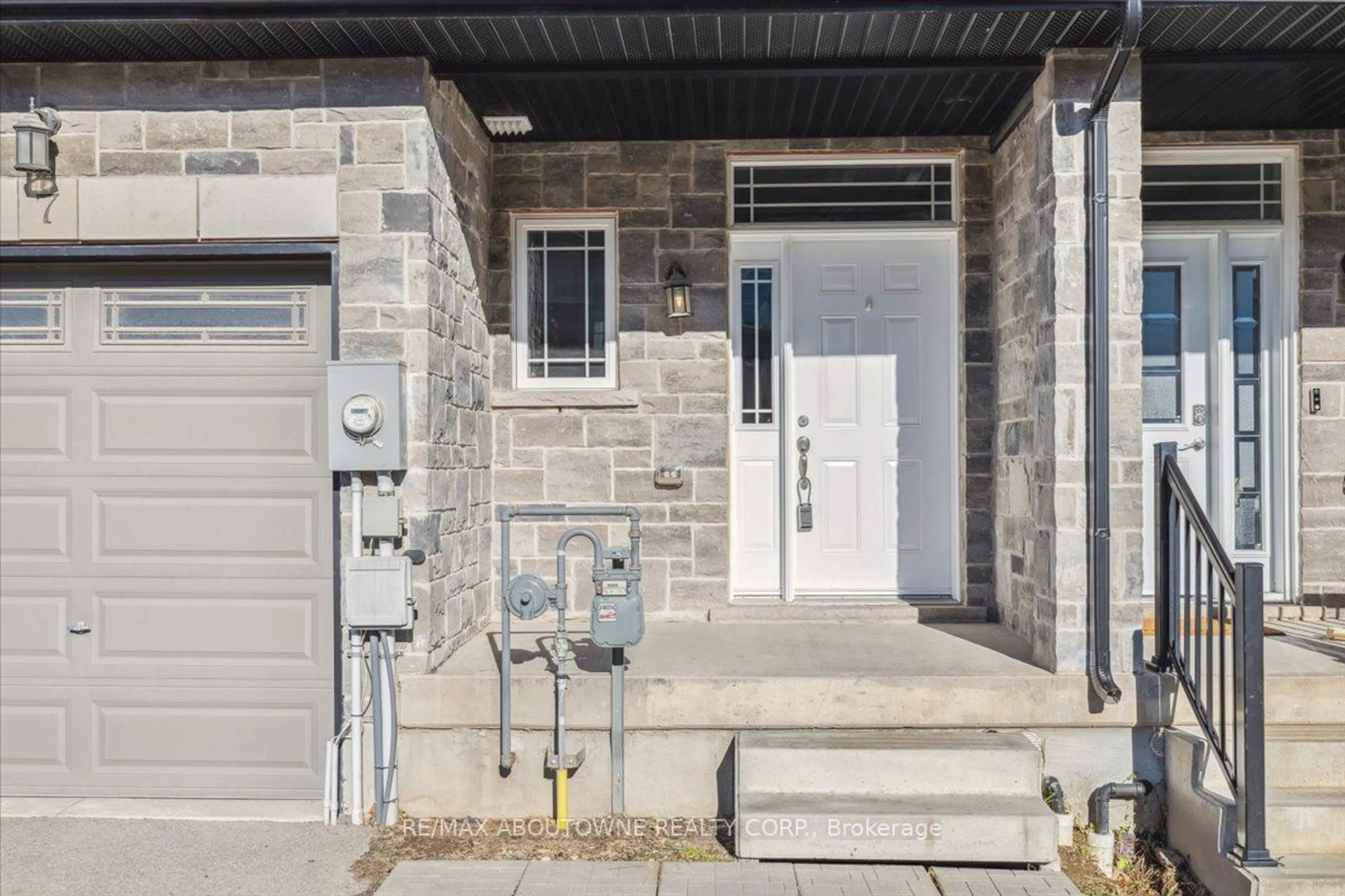 Indoor entryway, cement floor for 7 Callon Dr, Hamilton Ontario L9K 0H8