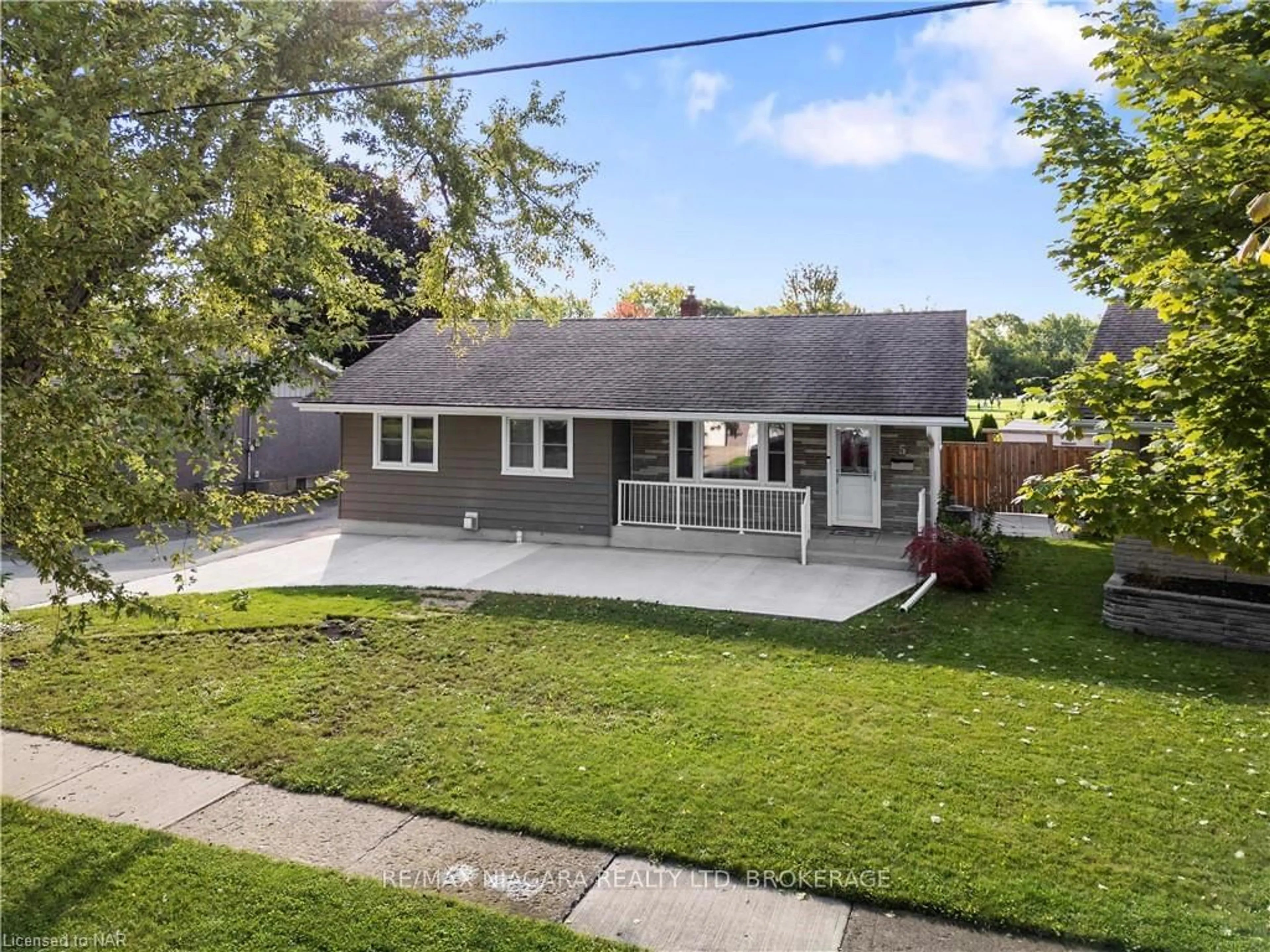 Frontside or backside of a home, cottage for 5 DRAPER Dr, St. Catharines Ontario L2N 2Y3