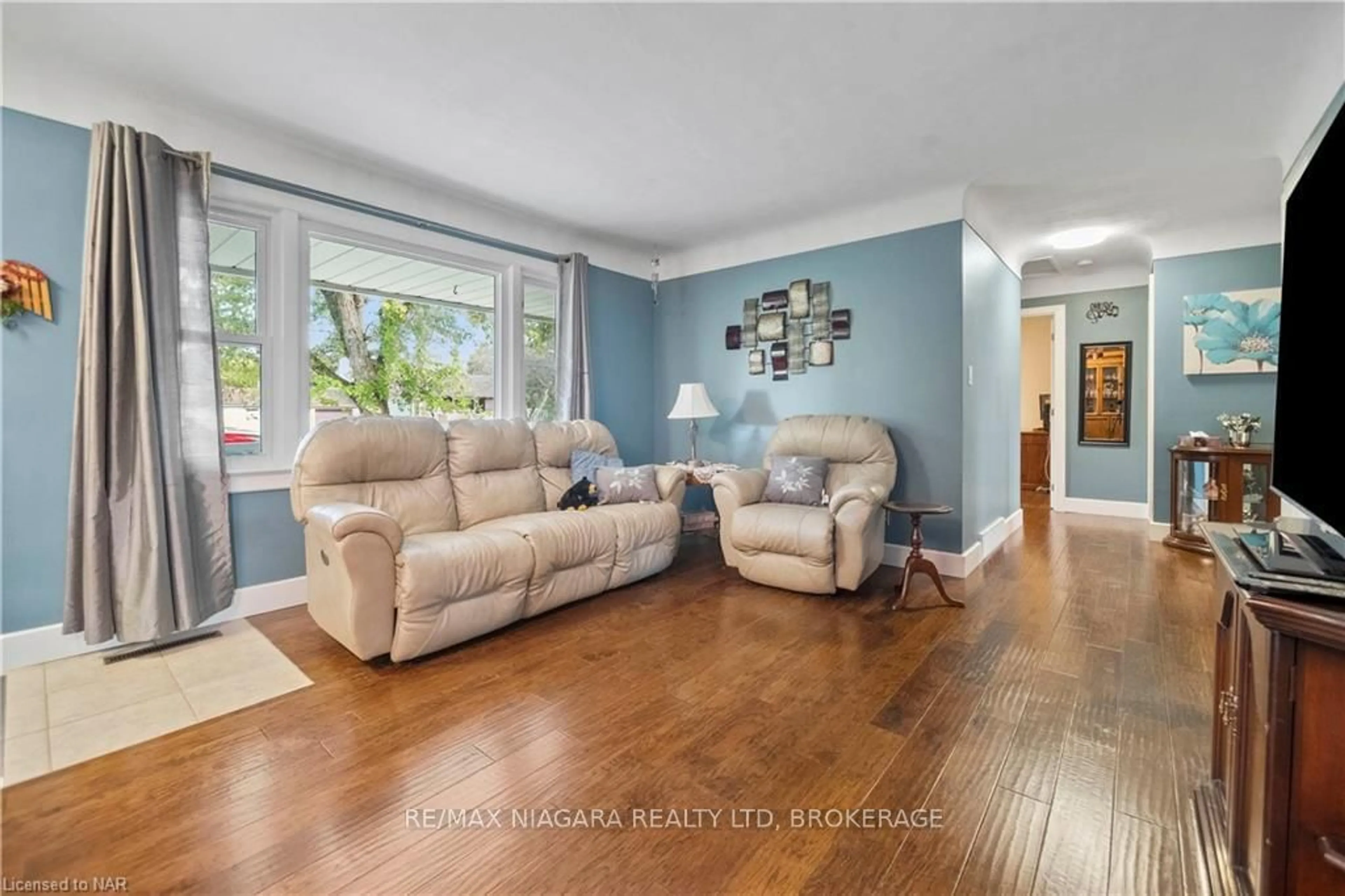 Living room, wood floors for 5 DRAPER Dr, St. Catharines Ontario L2N 2Y3