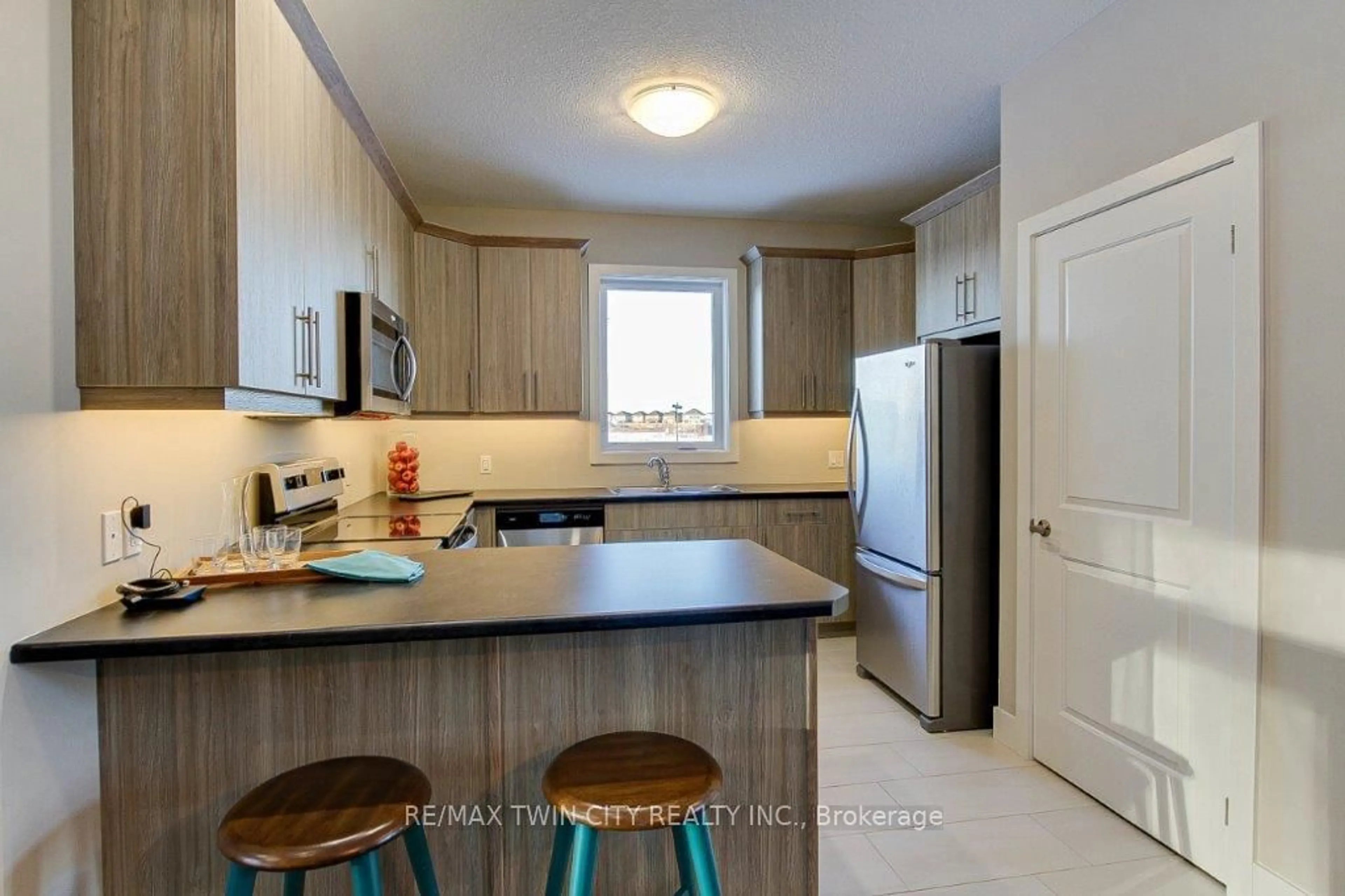 Standard kitchen, wood floors, cottage for 2084 Evans Blvd, London Ontario N6M 0J6