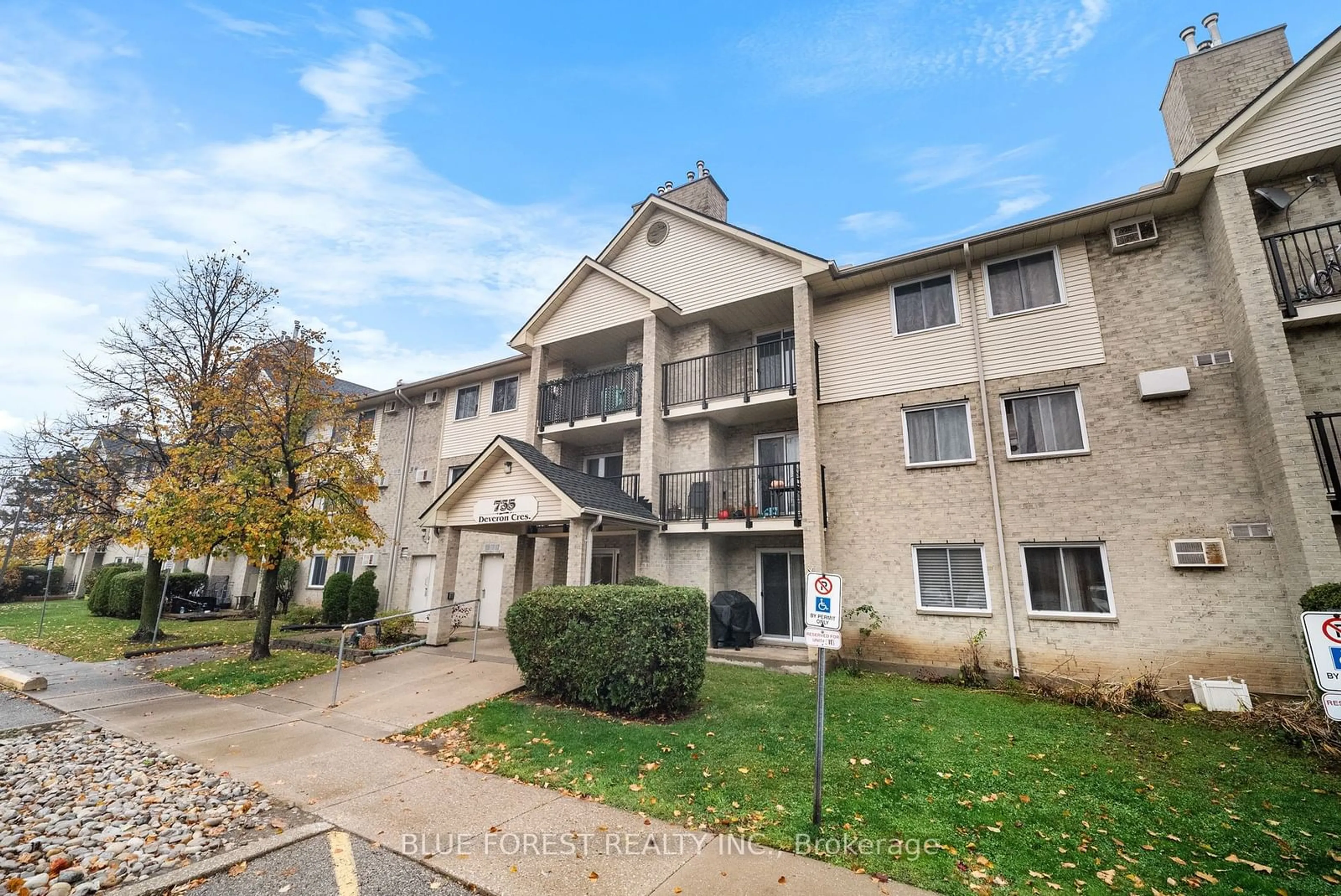 A pic from exterior of the house or condo, the front or back of building for 735 Deveron Cres #315, London Ontario N5Z 4X8